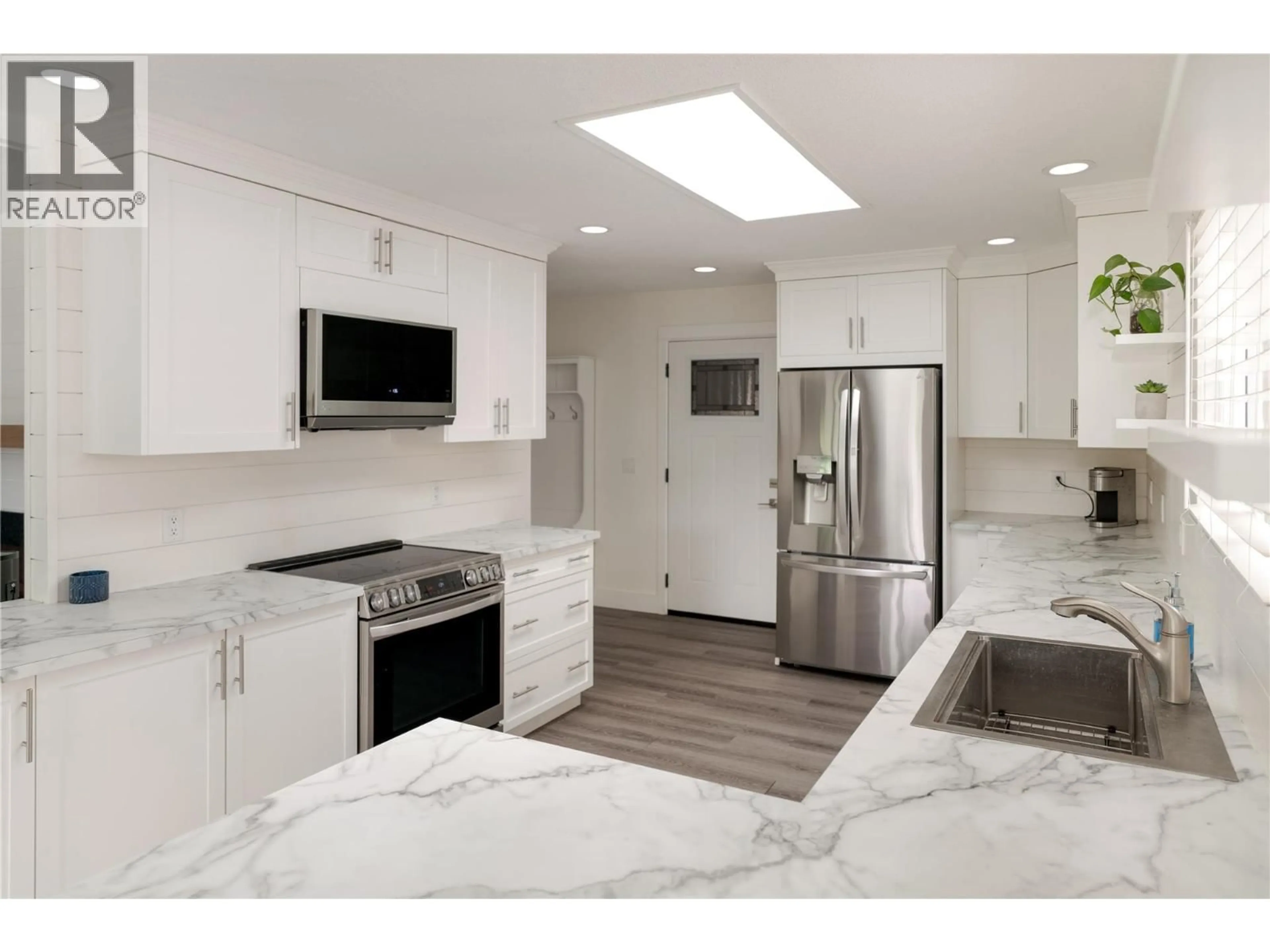 Open concept kitchen, ceramic/tile floor for 636 THORNELOE ROAD, Kelowna British Columbia V1W4P6
