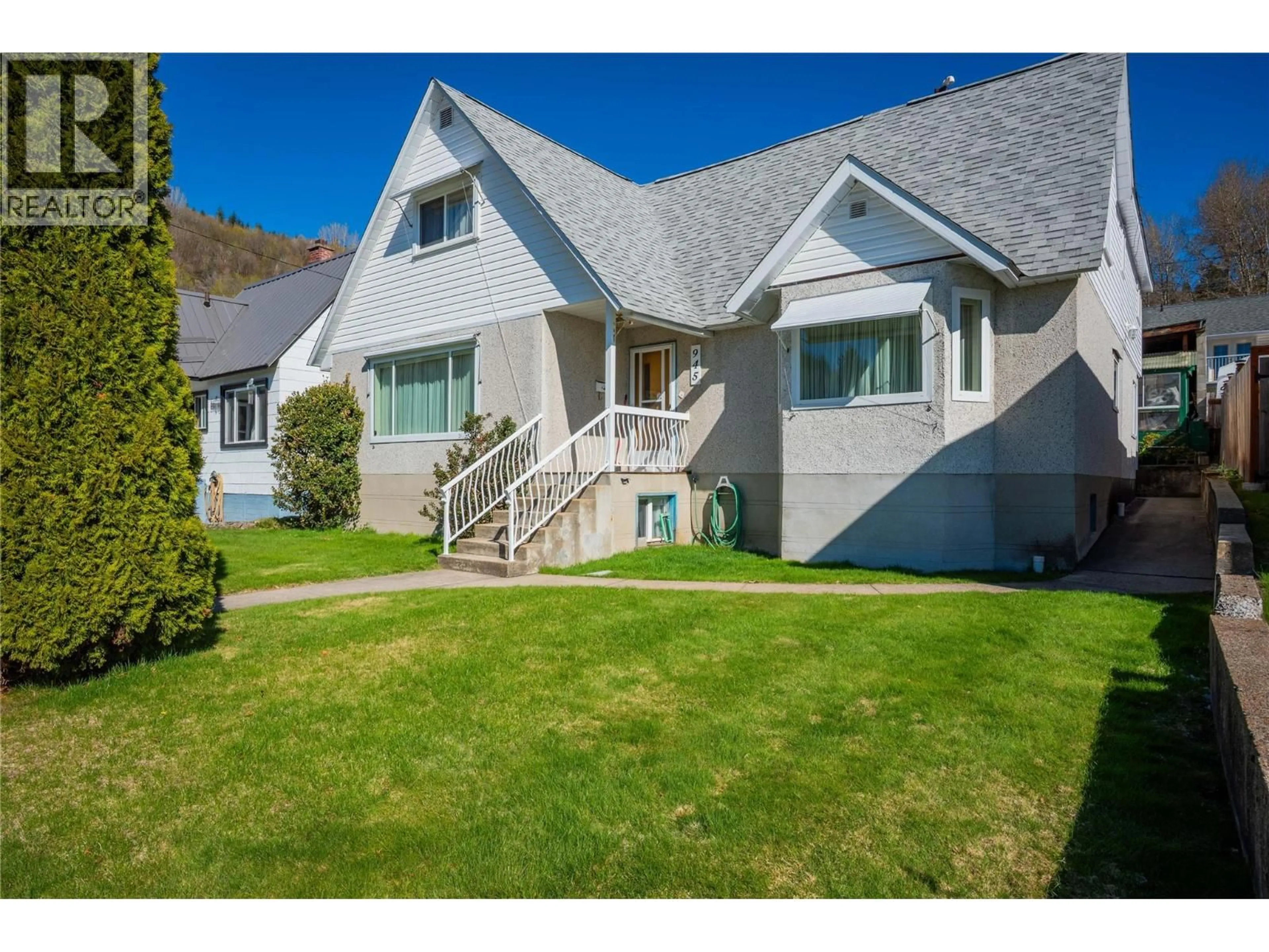 Home with vinyl exterior material, street for 945 THACKERAY STREET, Warfield British Columbia V1R2C3