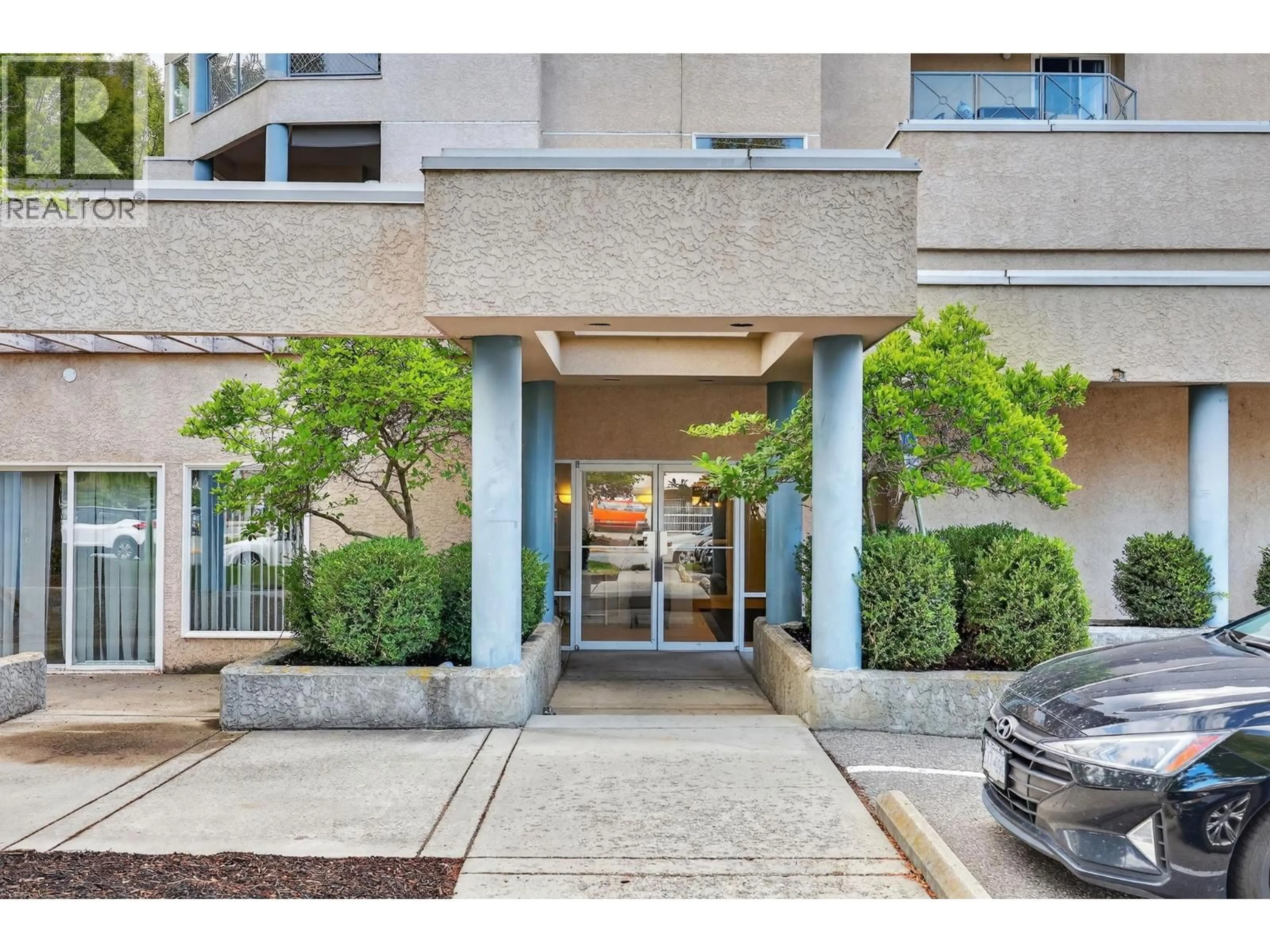 Indoor foyer for 105 - 3115 DE MONTREUIL COURT, Kelowna British Columbia V1W3W1