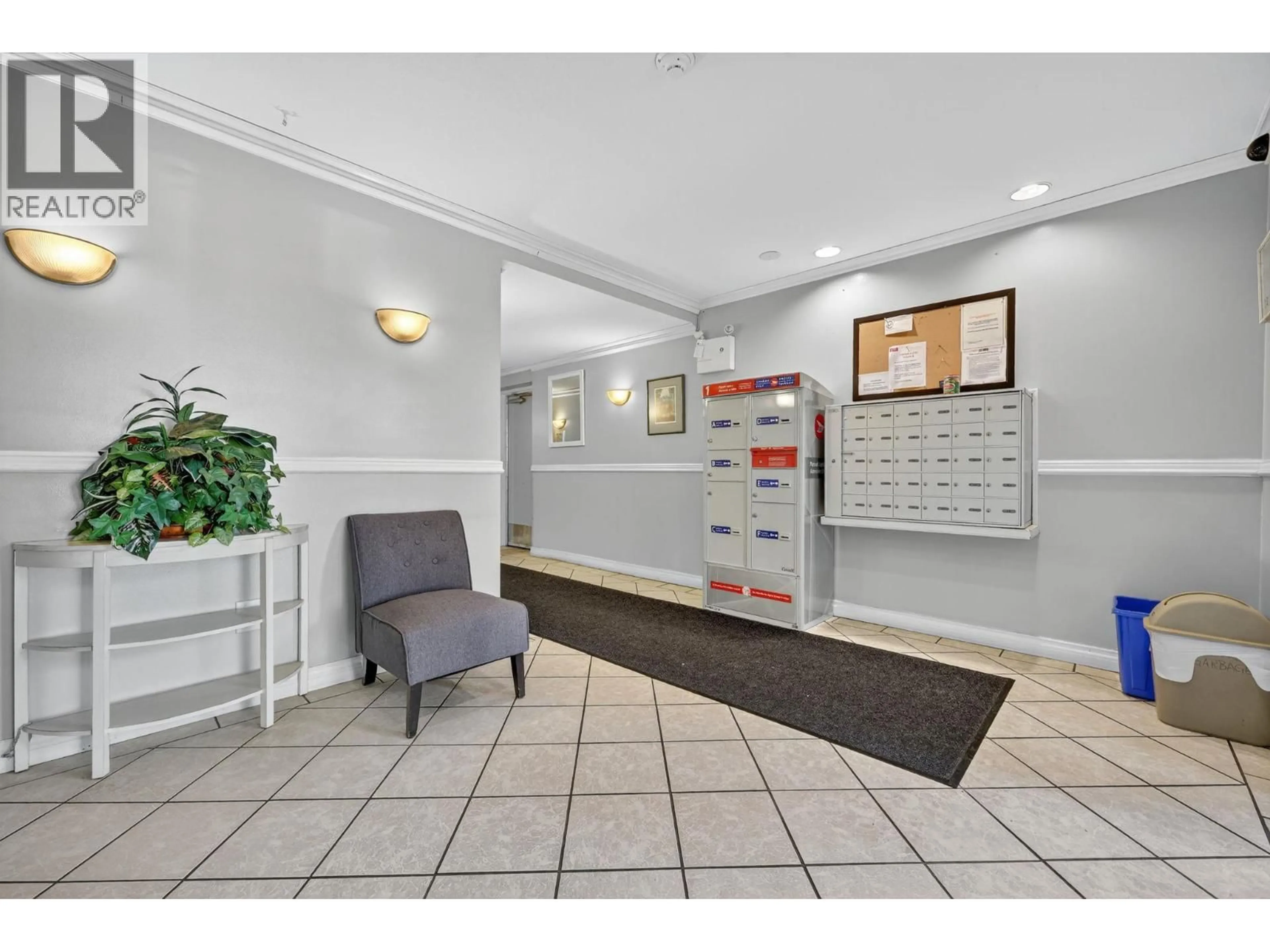 Indoor foyer for 105 - 3115 DE MONTREUIL COURT, Kelowna British Columbia V1W3W1
