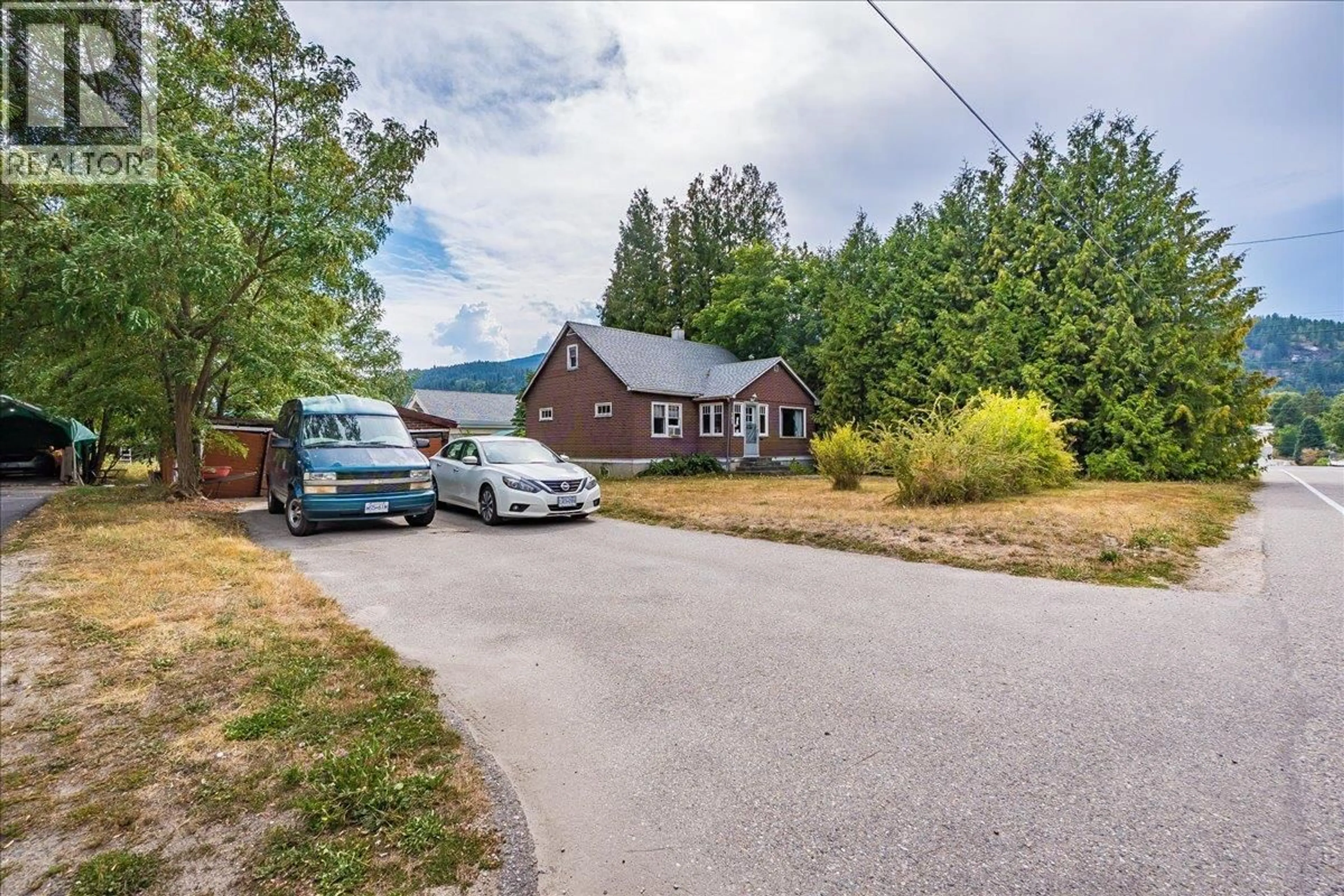 A pic from outside/outdoor area/front of a property/back of a property/a pic from drone, street for 602 5TH STREET, Castlegar British Columbia V1N2C5
