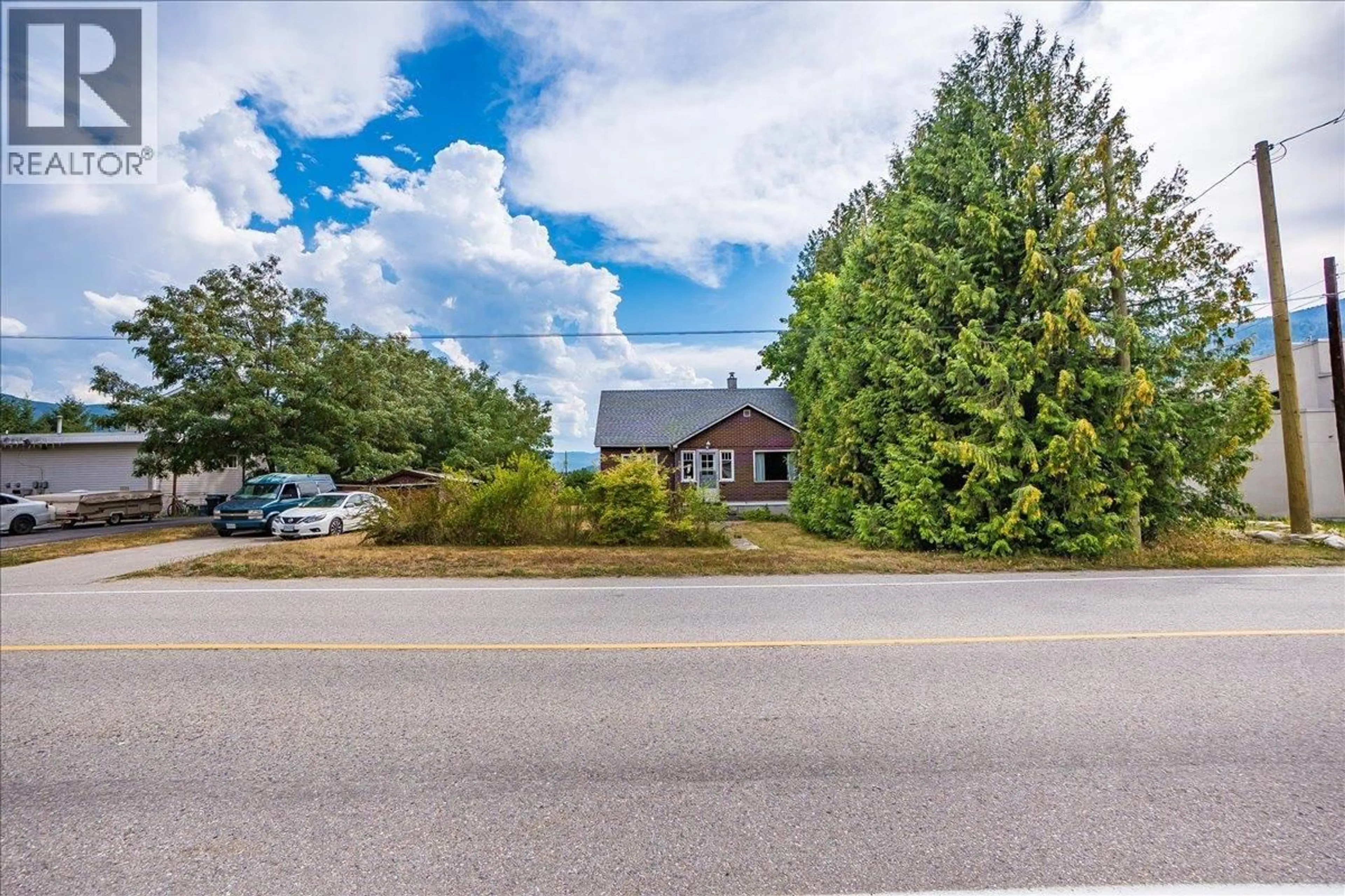 A pic from outside/outdoor area/front of a property/back of a property/a pic from drone, street for 602 5TH STREET, Castlegar British Columbia V1N2C5