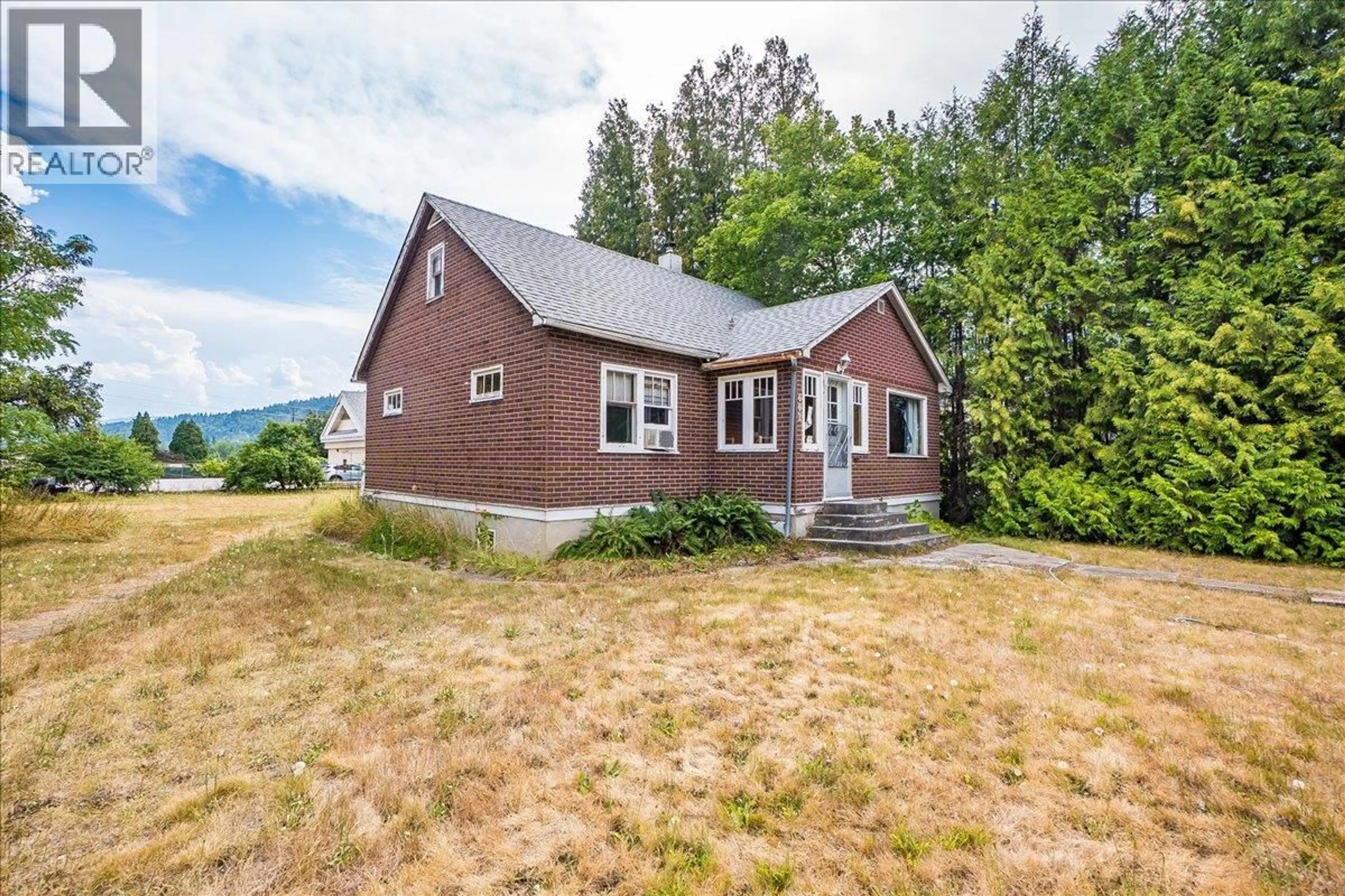 A pic from outside/outdoor area/front of a property/back of a property/a pic from drone, unknown for 602 5TH STREET, Castlegar British Columbia V1N2C5