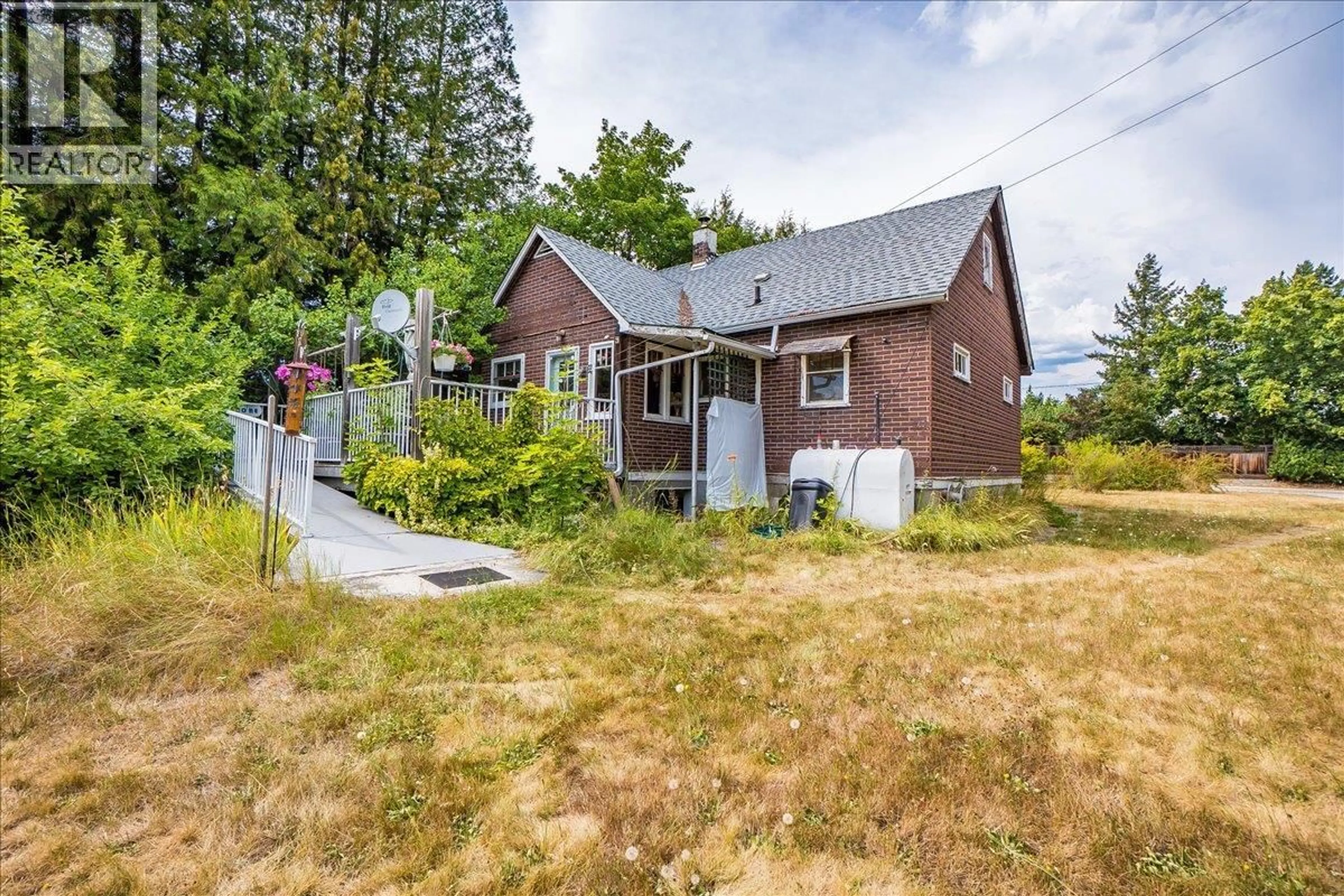 A pic from outside/outdoor area/front of a property/back of a property/a pic from drone, street for 602 5TH STREET, Castlegar British Columbia V1N2C5