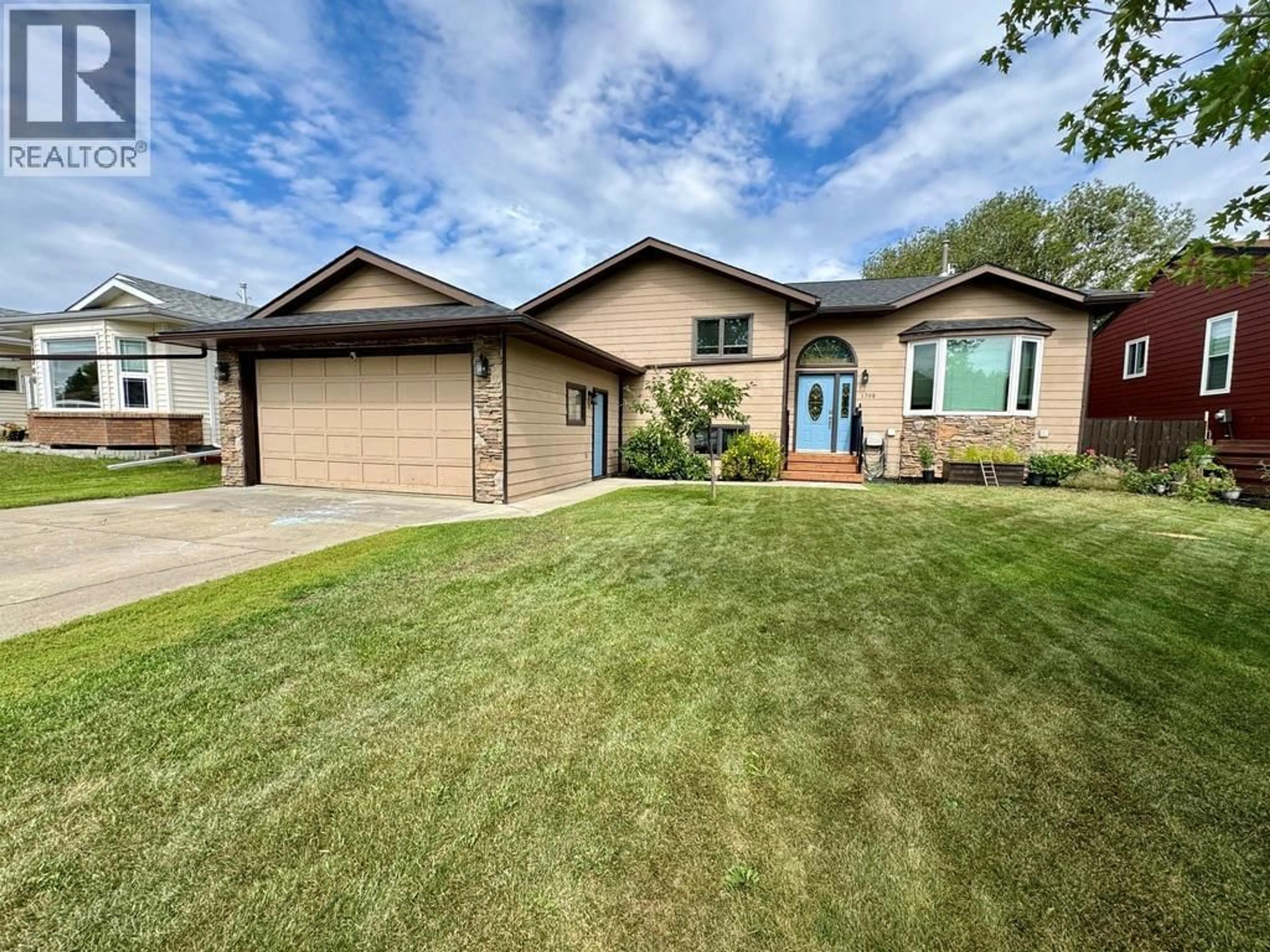 Home with vinyl exterior material, street for 1708 CEDARWOOD COURT, Dawson Creek British Columbia V1G4L8