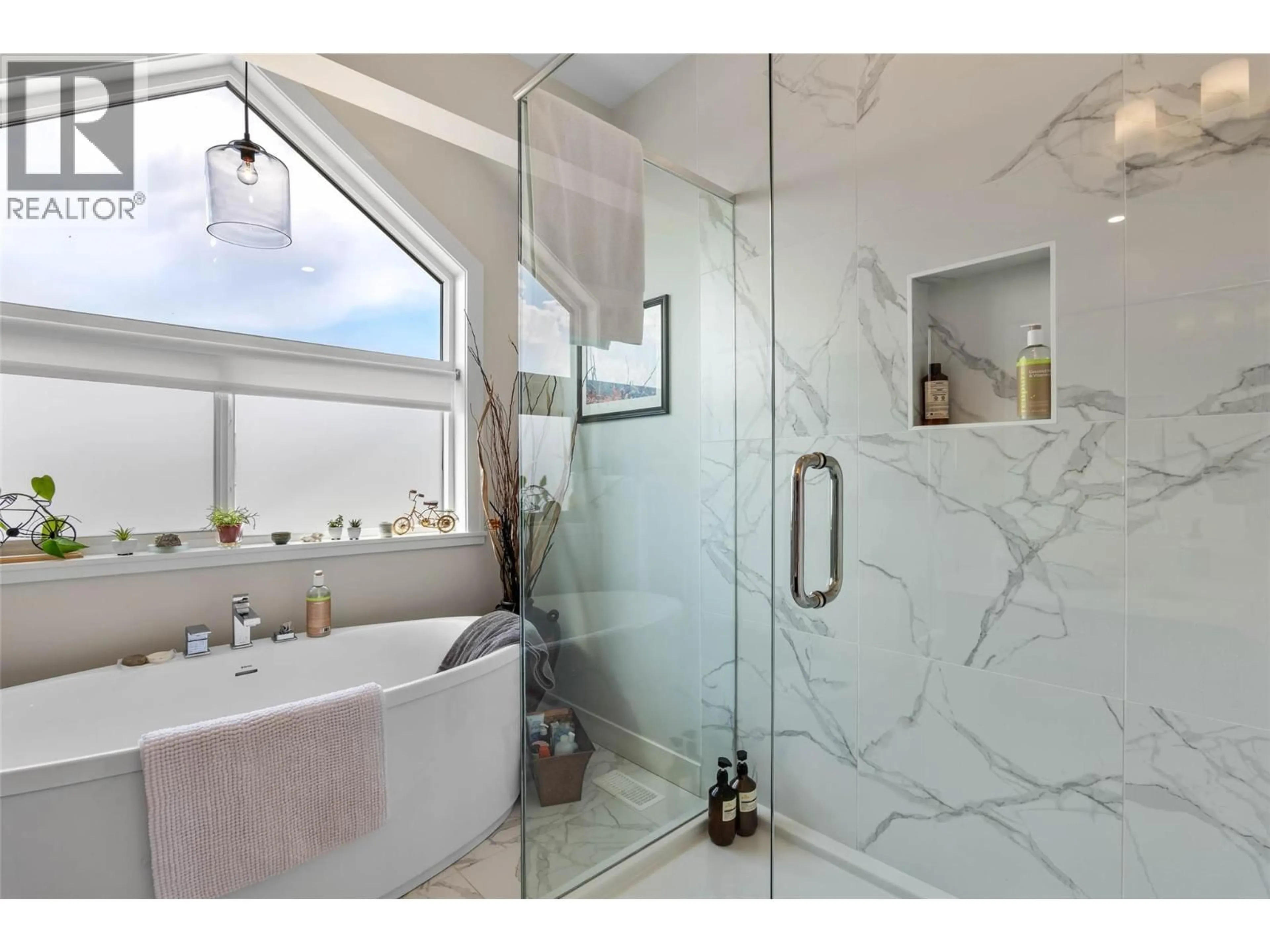 Contemporary bathroom, ceramic/tile floor for 154 - 641 SHUSWAP  E ROAD, Kamloops British Columbia V2H0E2