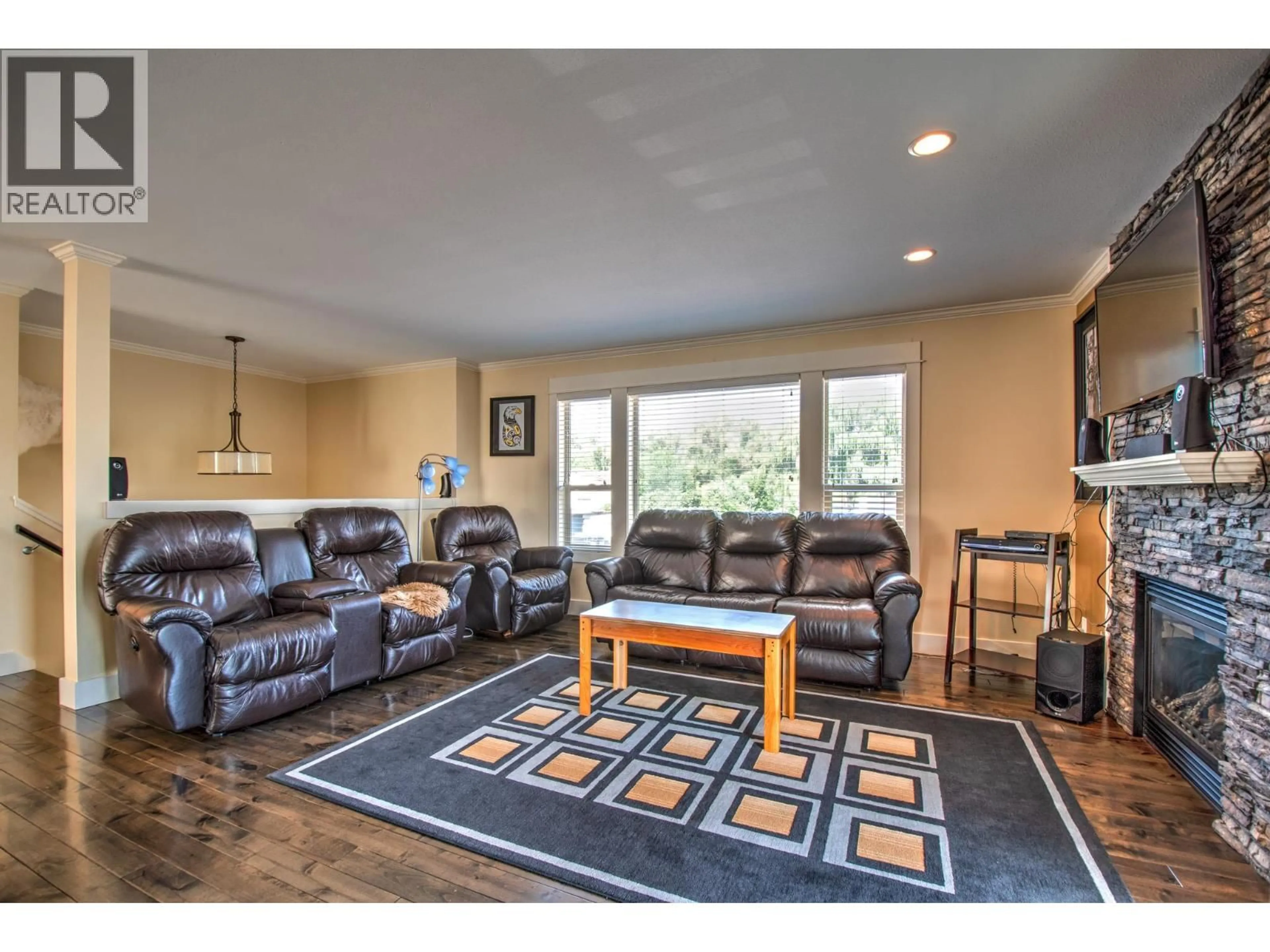 Living room with furniture, unknown for 5409 WILLOW DRIVE, Vernon British Columbia V1T2E4
