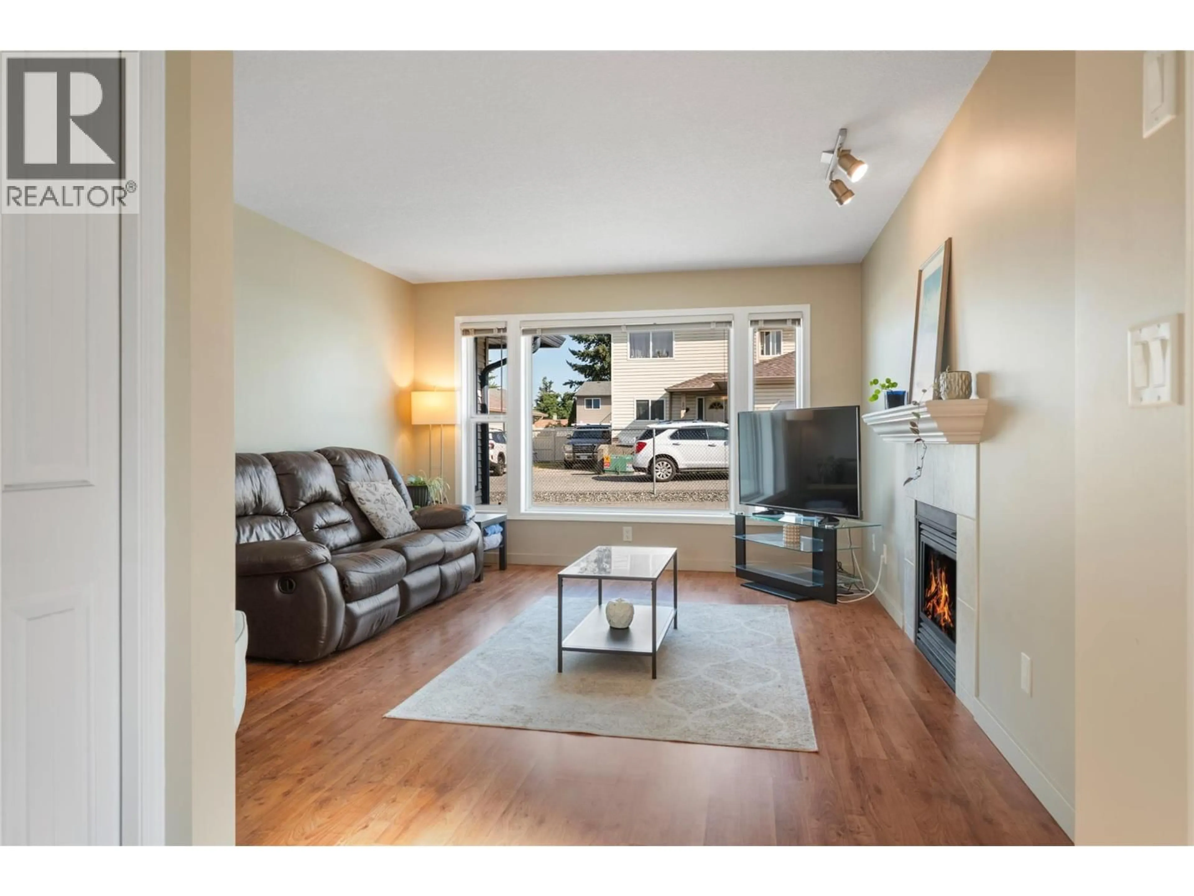 Living room with furniture, wood/laminate floor for 6 - 4407 20 STREET, Vernon British Columbia V1T9T9