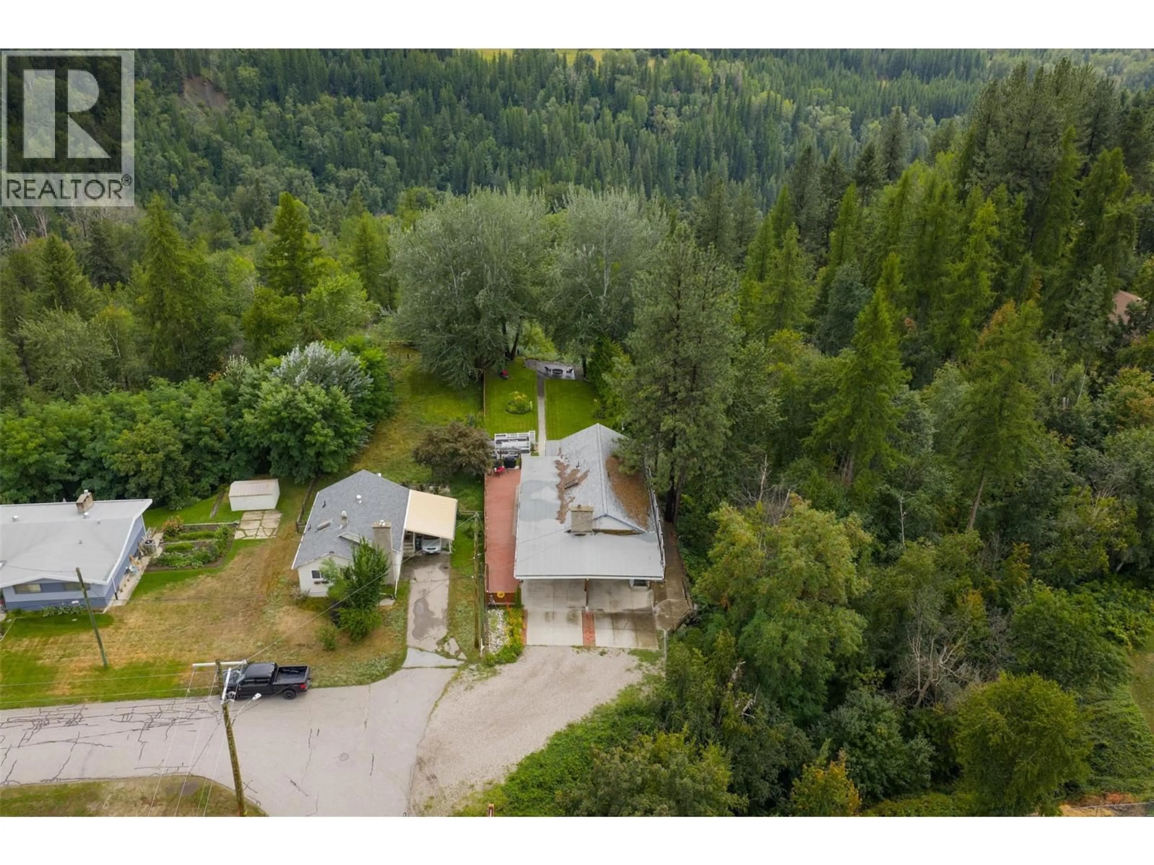 A pic from outside/outdoor area/front of a property/back of a property/a pic from drone, forest/trees view for 705 8TH AVENUE, Montrose British Columbia V0G1P0