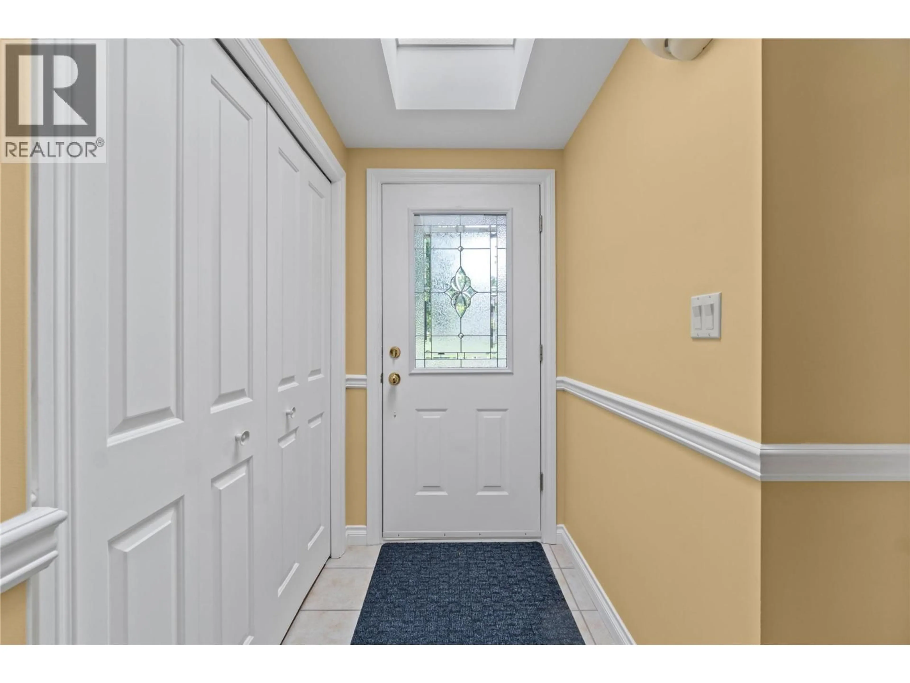 Indoor foyer for 2552 GOLF VIEW CRESCENT, Blind Bay British Columbia V0E1H2