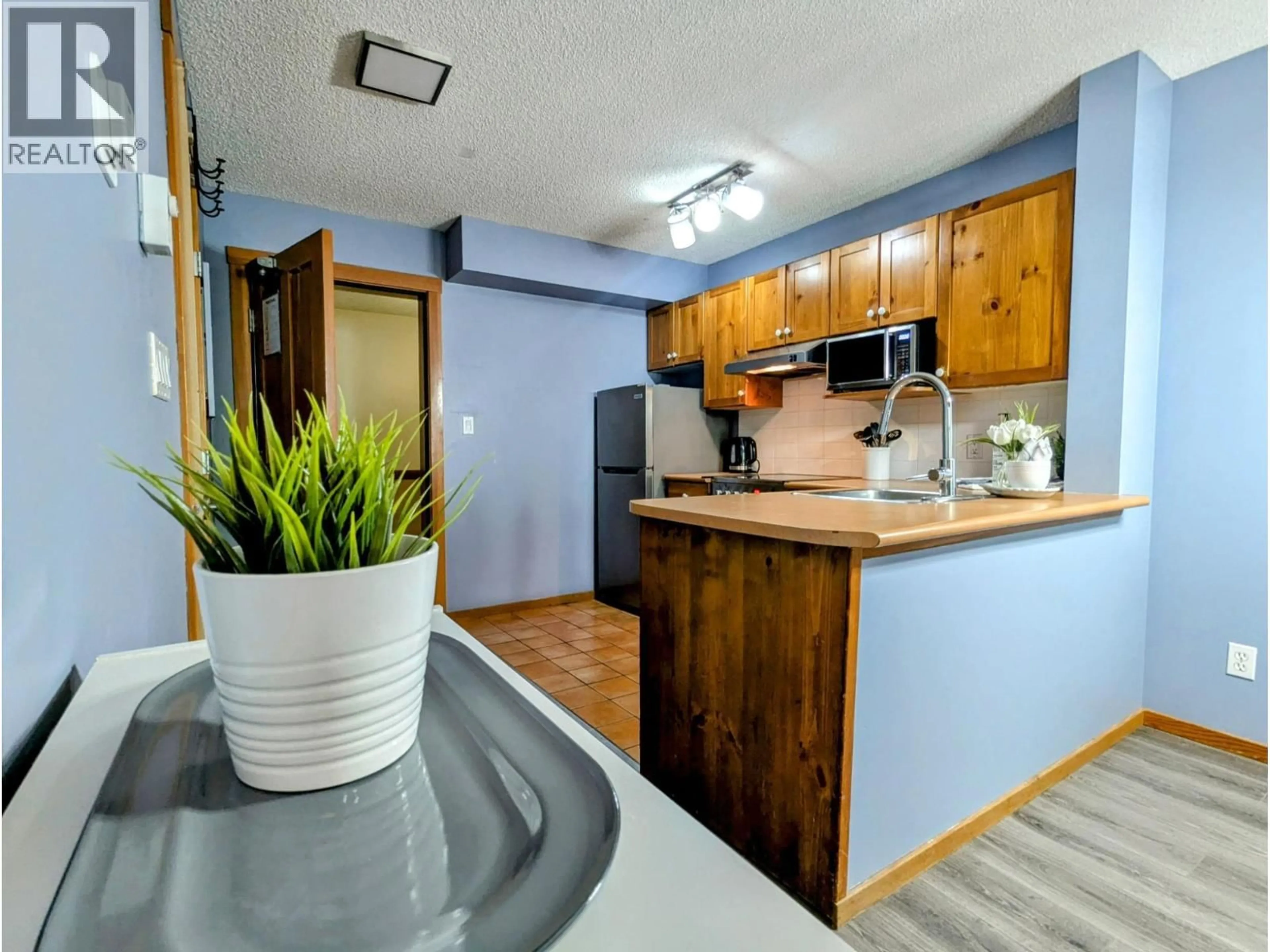 Standard kitchen, wood/laminate floor for 104 - 2060 SUMMIT DRIVE, Panorama British Columbia V0A1T0
