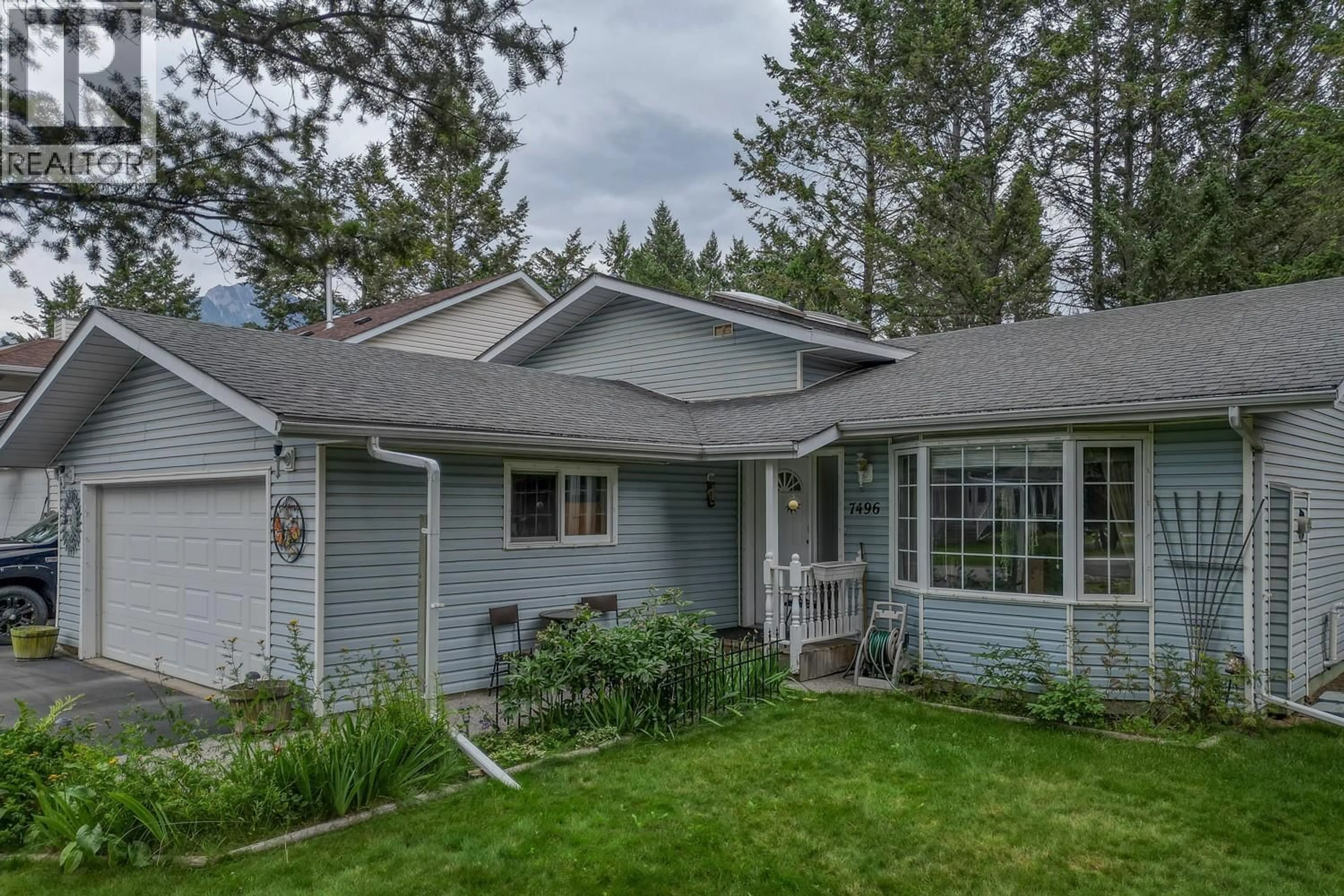 Home with vinyl exterior material, mountain view for 7496 RIVERCREST ROAD, Radium Hot Springs British Columbia V0A1M0