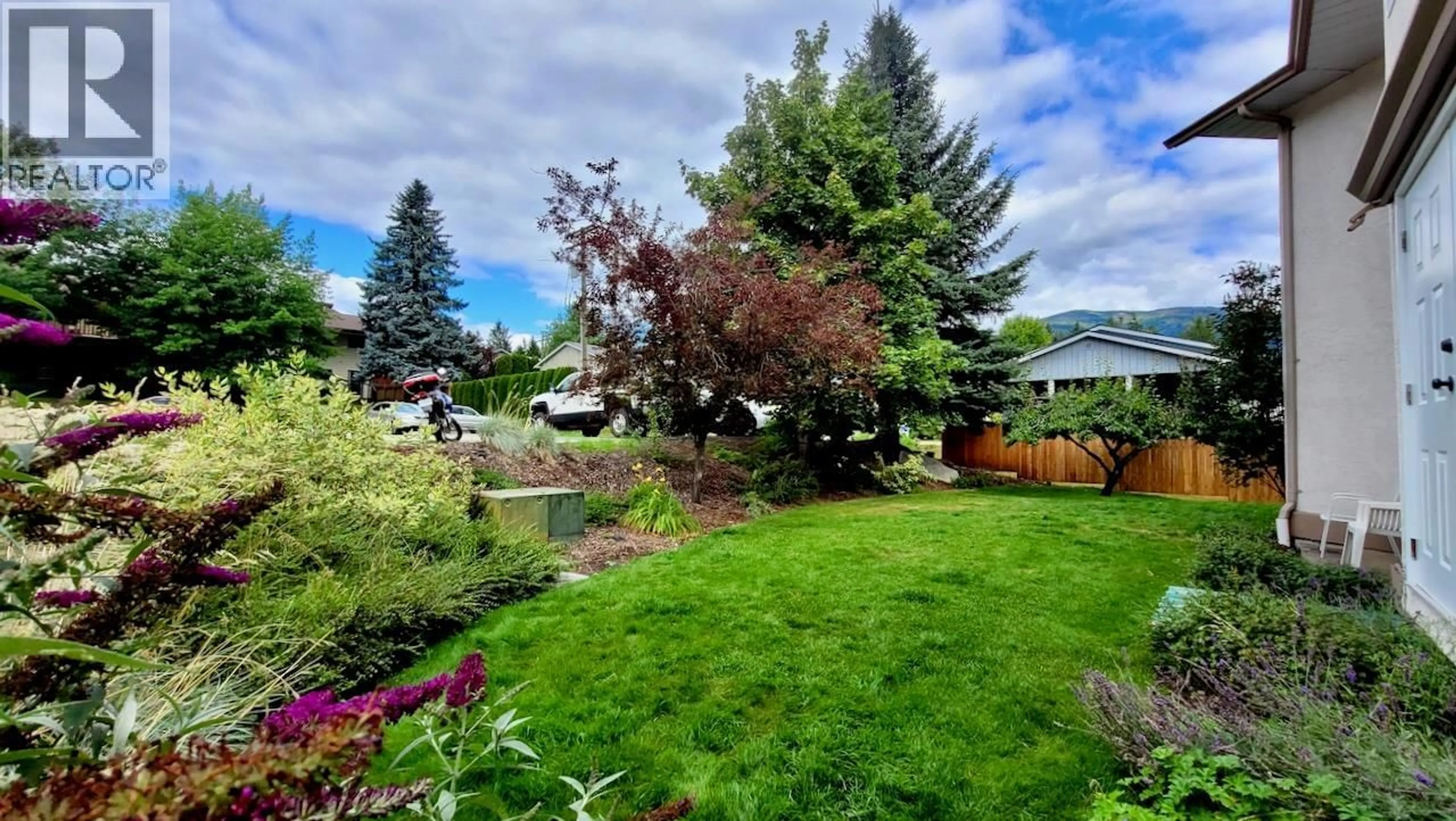 A pic from outside/outdoor area/front of a property/back of a property/a pic from drone, mountain view for 428 BEASLEY CRESCENT WEST, Nelson British Columbia V1L5Y4