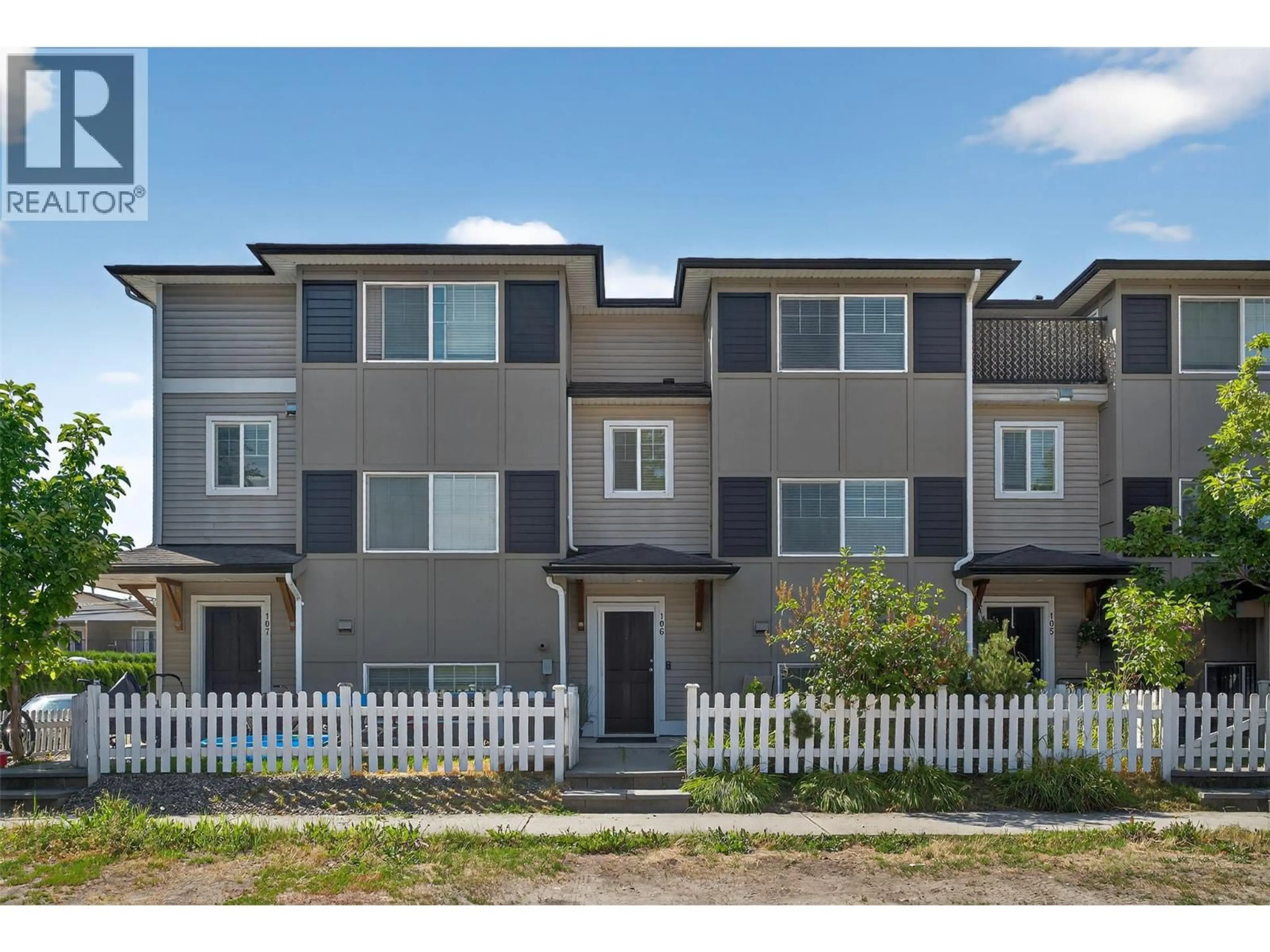 Home with vinyl exterior material, street for 106 - 122 HARTMAN ROAD, Kelowna British Columbia V1X8E6