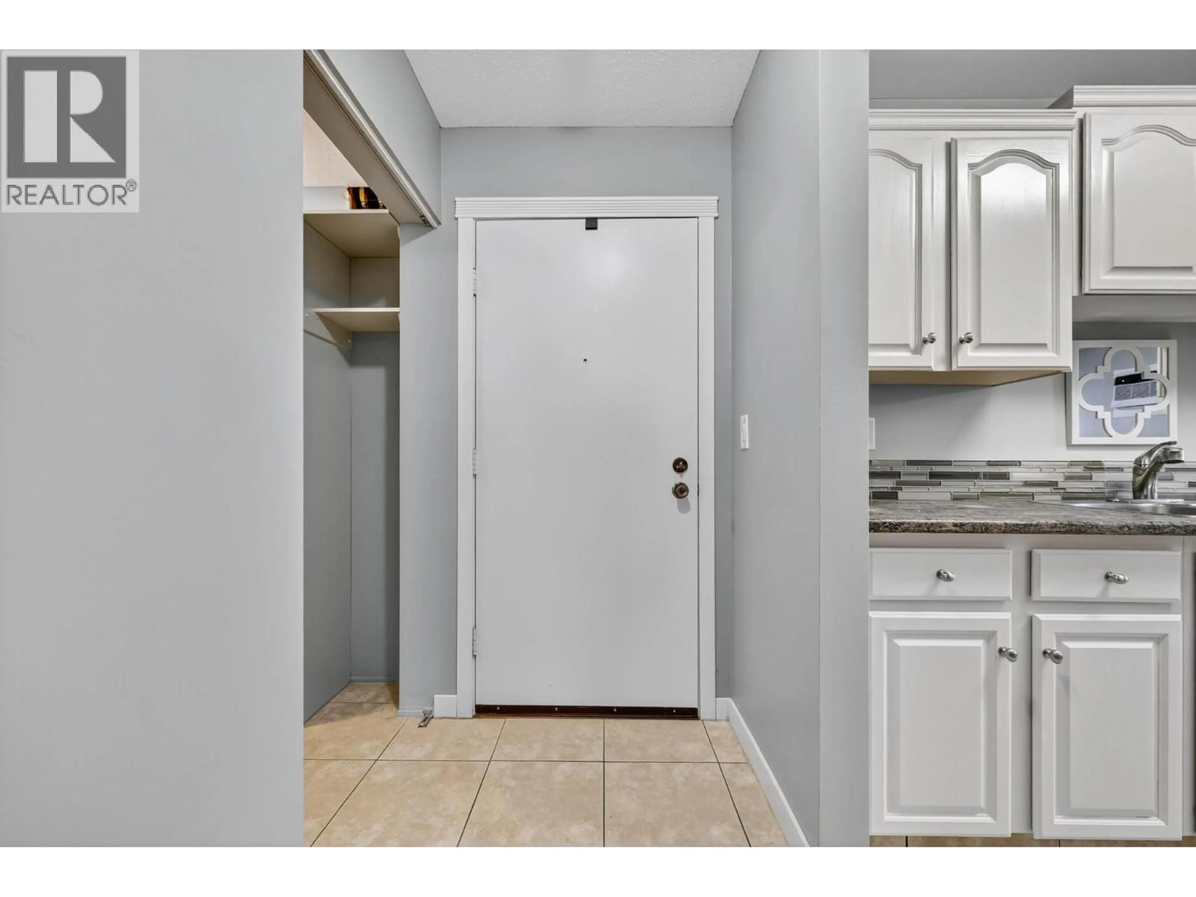 Indoor entryway for 105 - 1229 BERNARD AVENUE, Kelowna British Columbia V1Y6R3