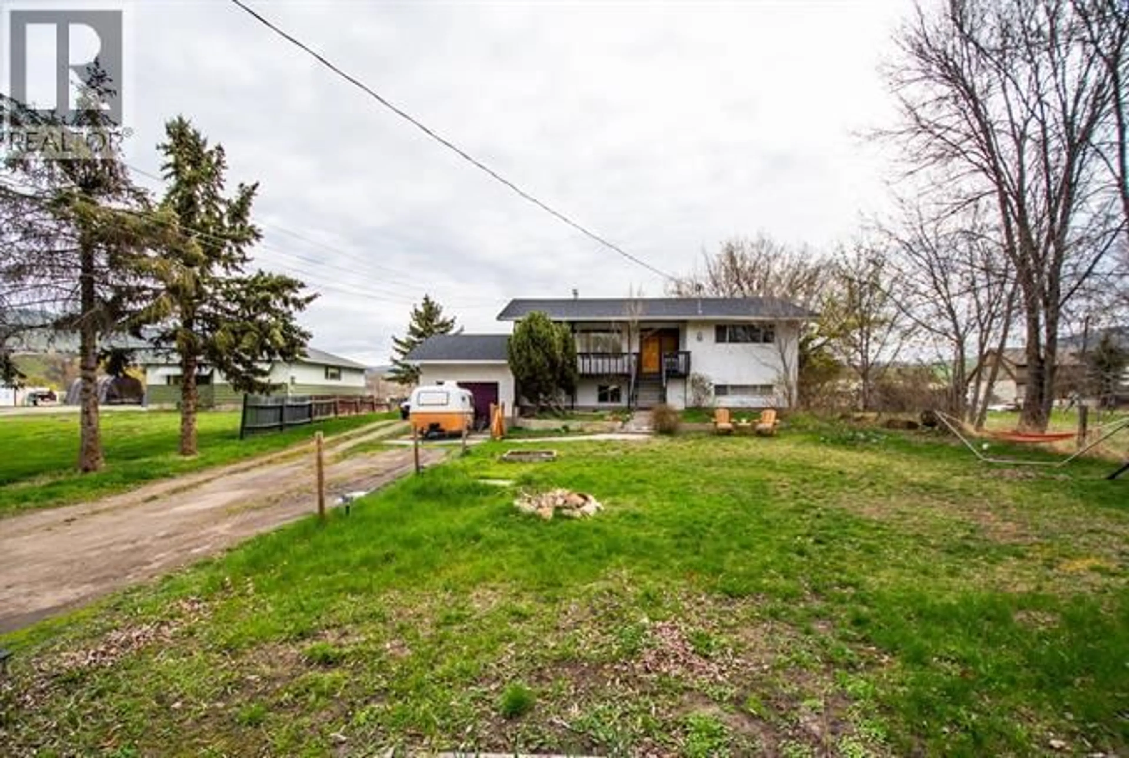 A pic from outside/outdoor area/front of a property/back of a property/a pic from drone, street for 2611 LAKESHORE ROAD, Vernon British Columbia V1H1N1
