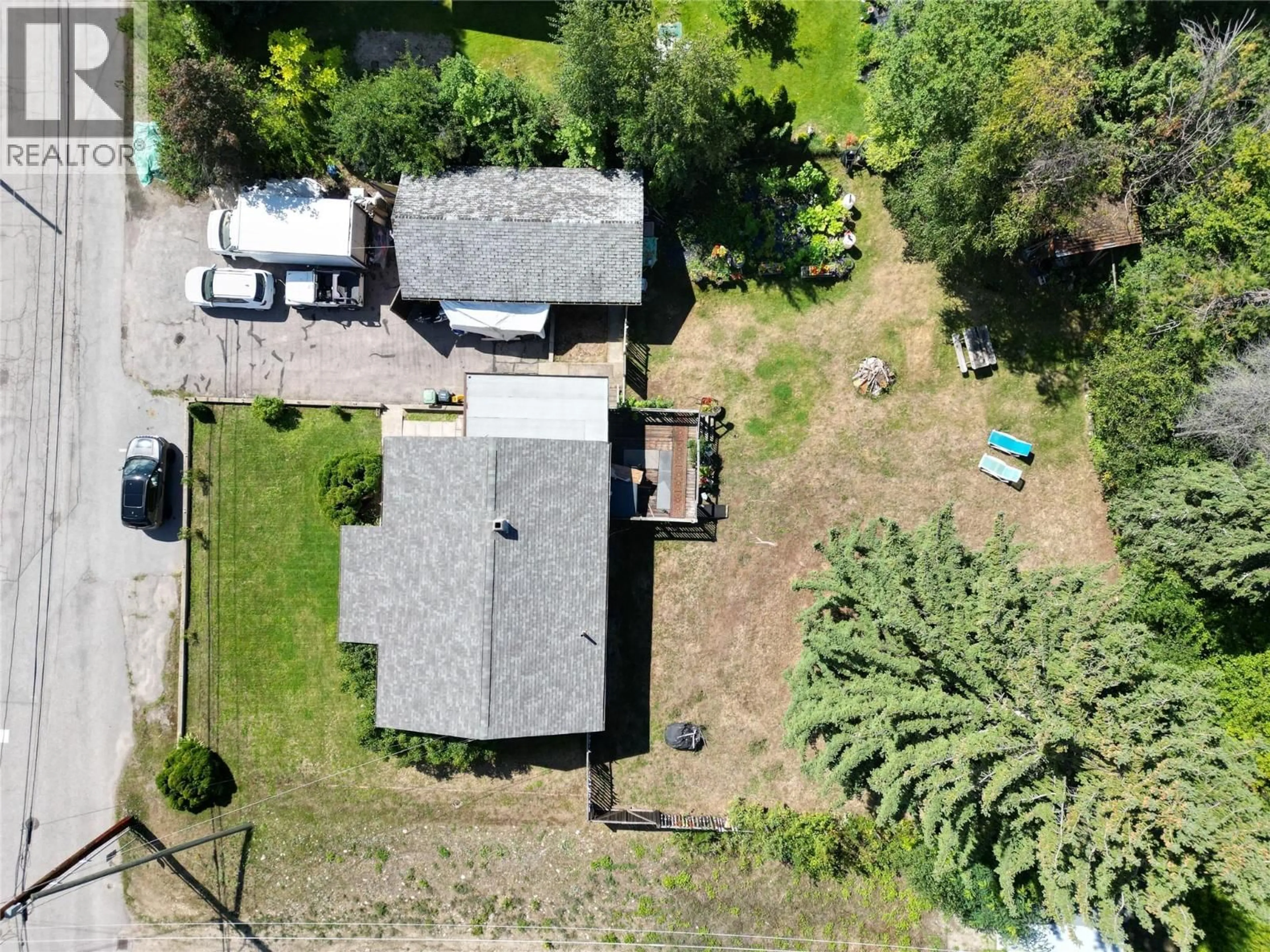 A pic from outside/outdoor area/front of a property/back of a property/a pic from drone, unknown for 3300 5TH AVENUE, Castlegar British Columbia V1N2V5