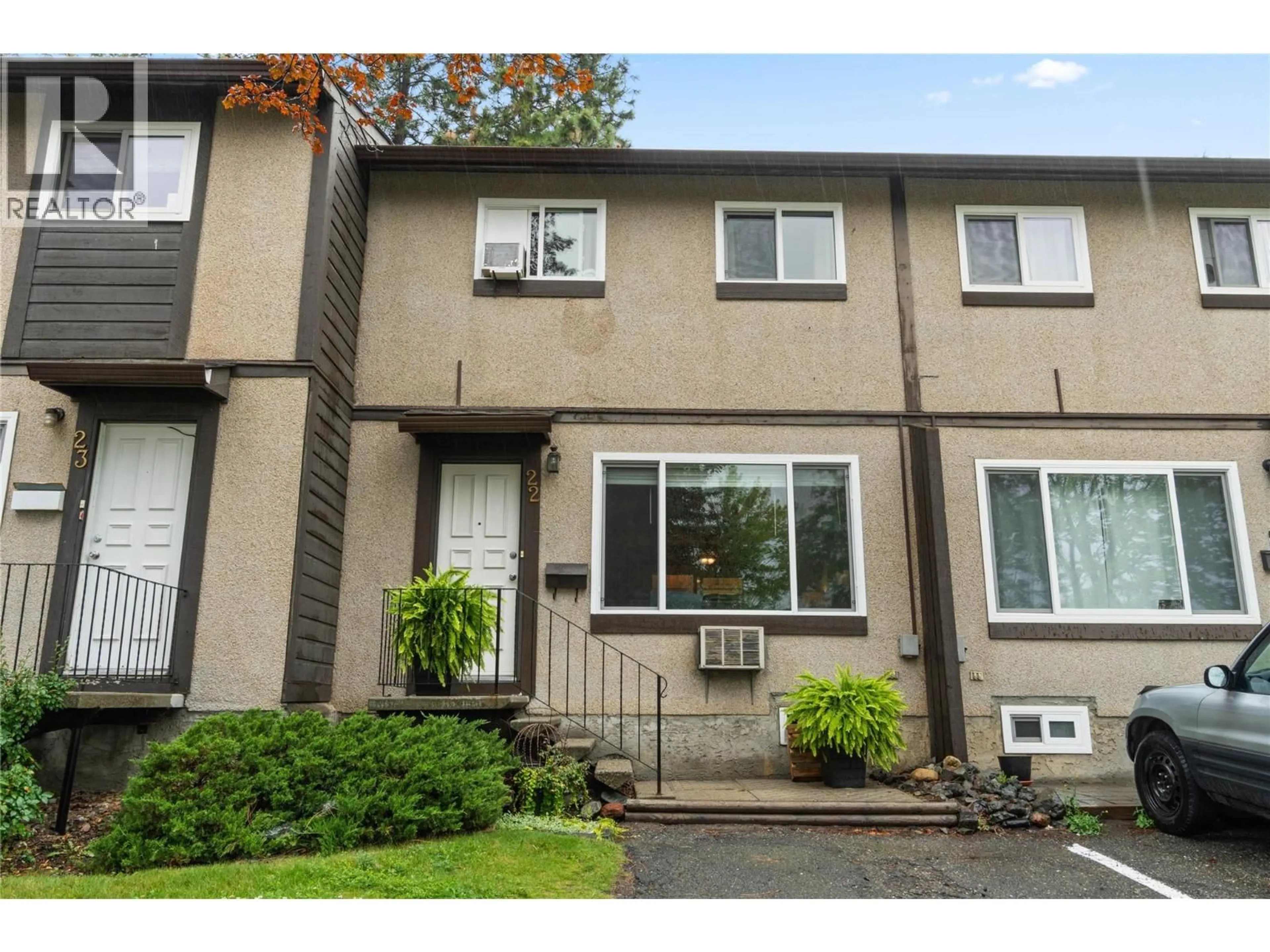 Home with vinyl exterior material, street for 22 - 1605 SUMMIT DRIVE, Kamloops British Columbia V2E2A5