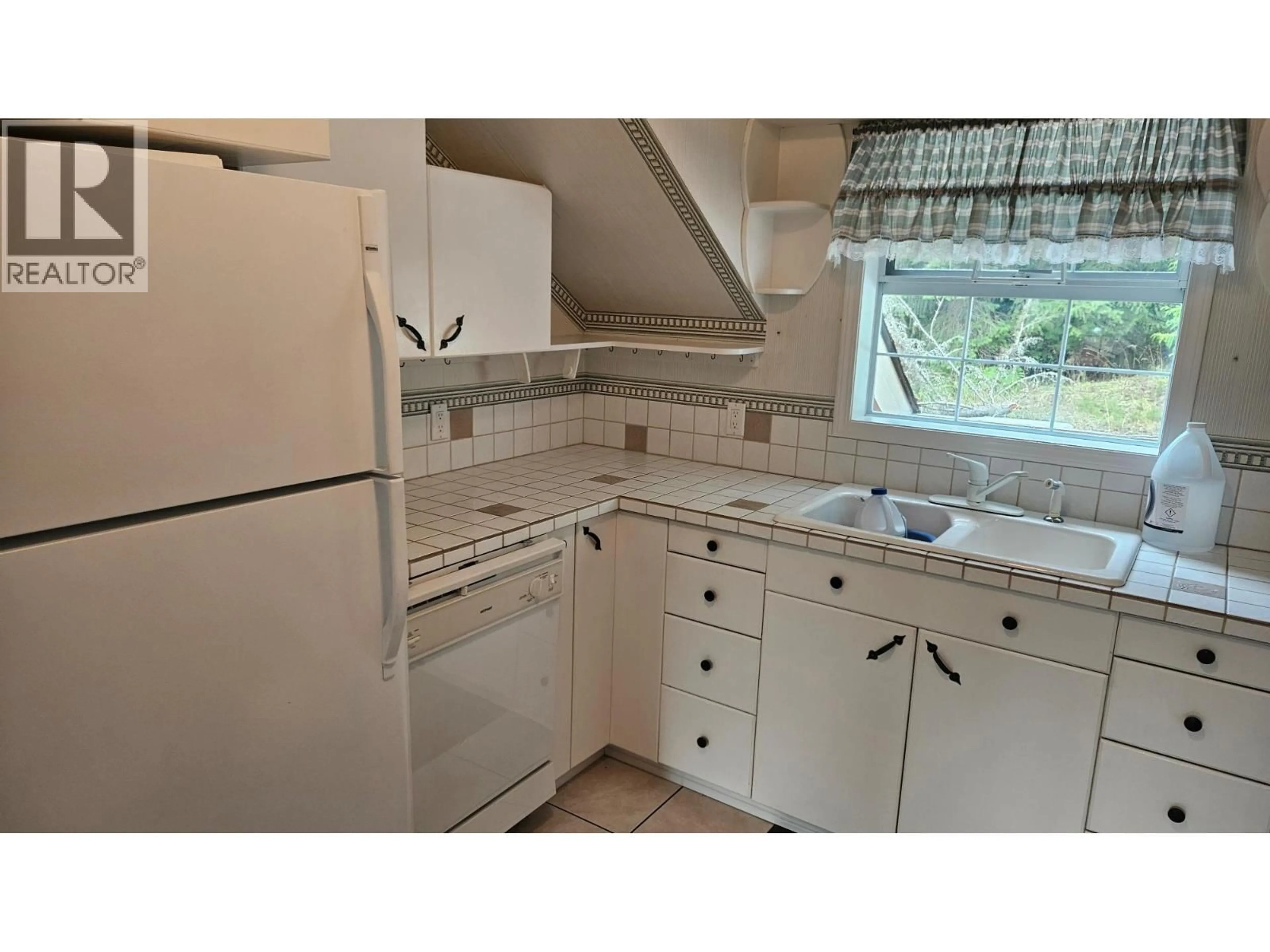 Standard kitchen, ceramic/tile floor for 2690 FRASER ROAD, Anglemont British Columbia V0E1M8