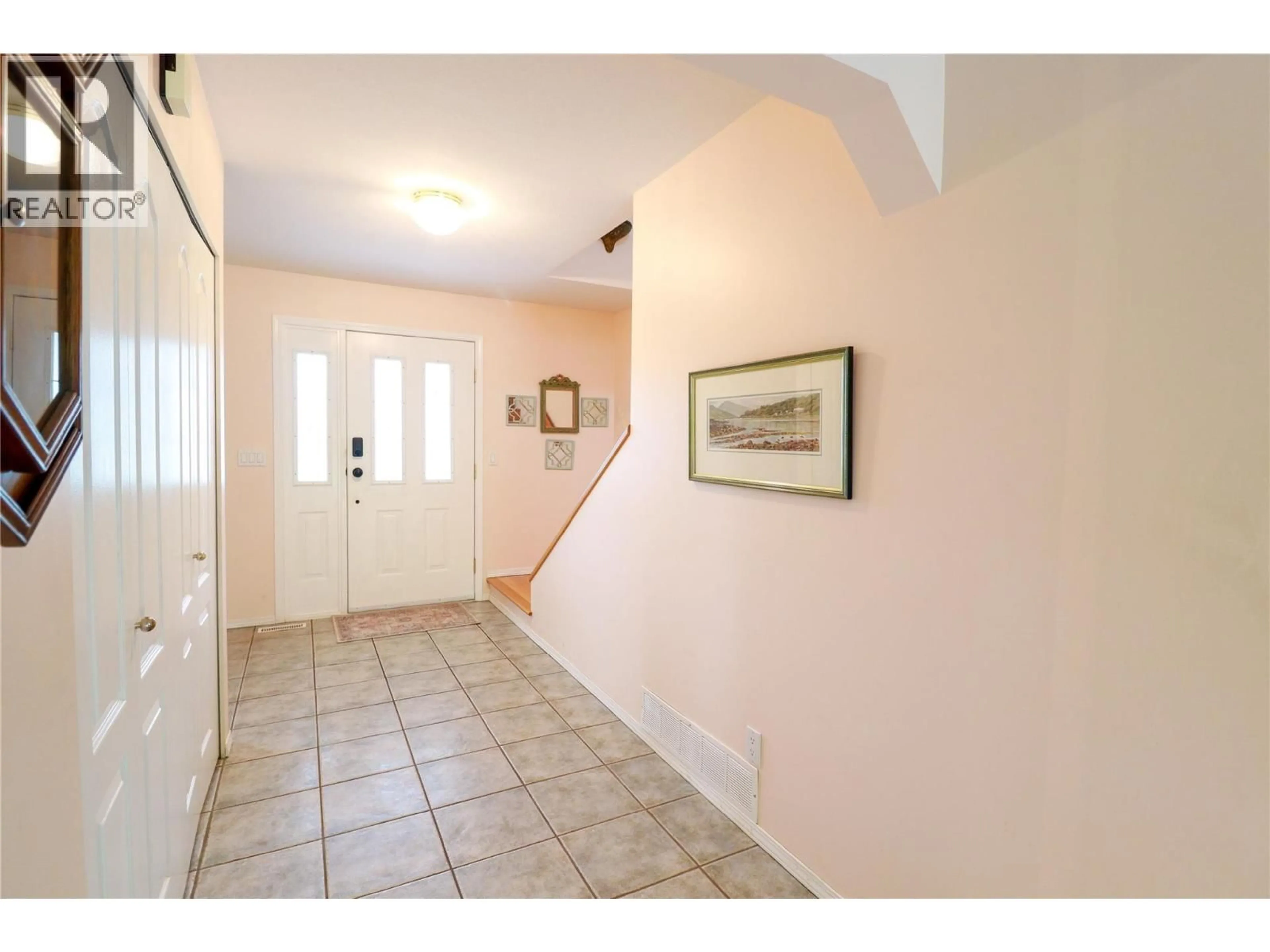 Indoor entryway for 7513 HIGGIN AVENUE, Summerland British Columbia V0H1Z6