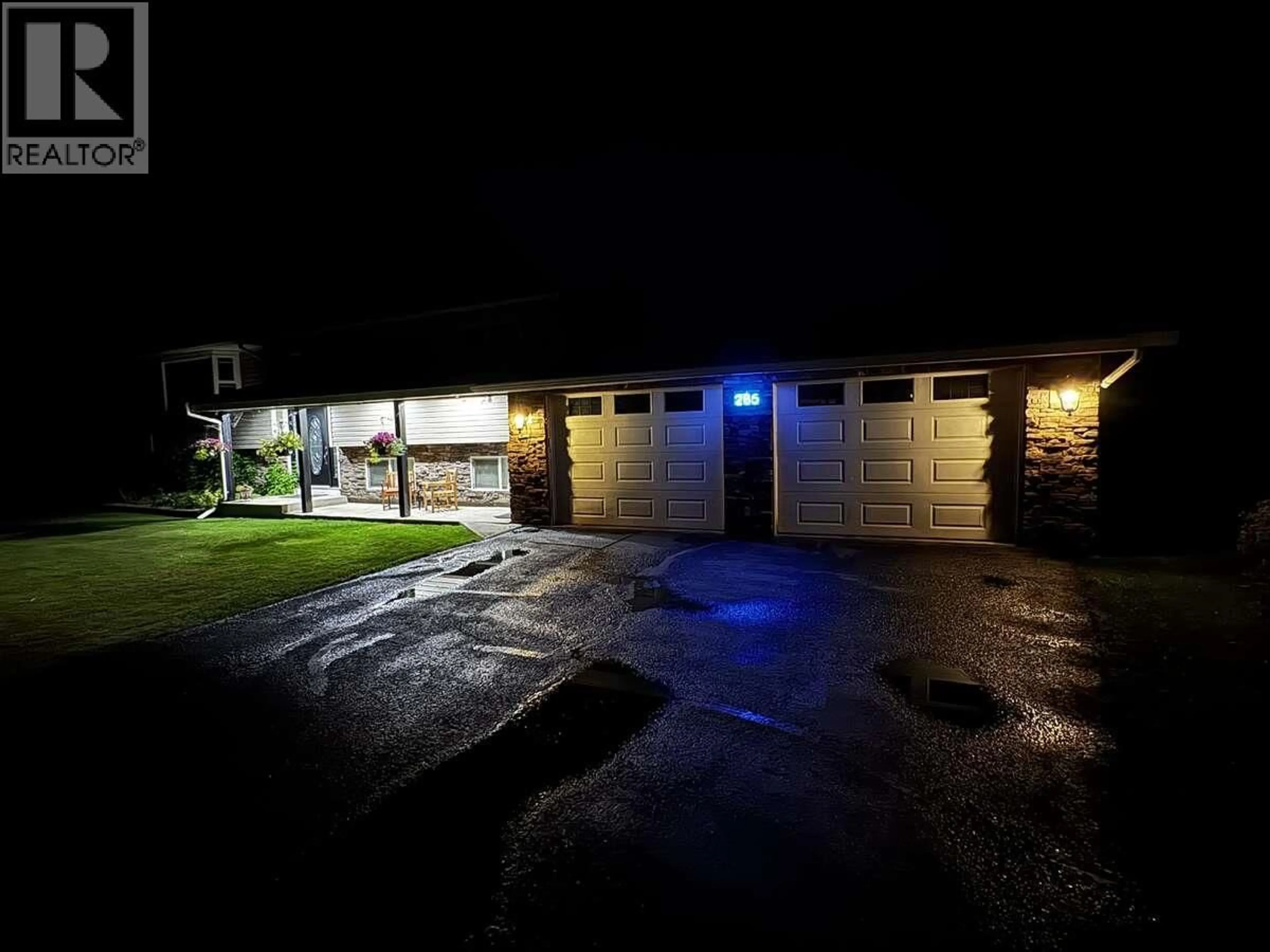 A pic from outside/outdoor area/front of a property/back of a property/a pic from drone, street for 285 HUCKLEBERRY PLACE, Kamloops British Columbia V2H1M4
