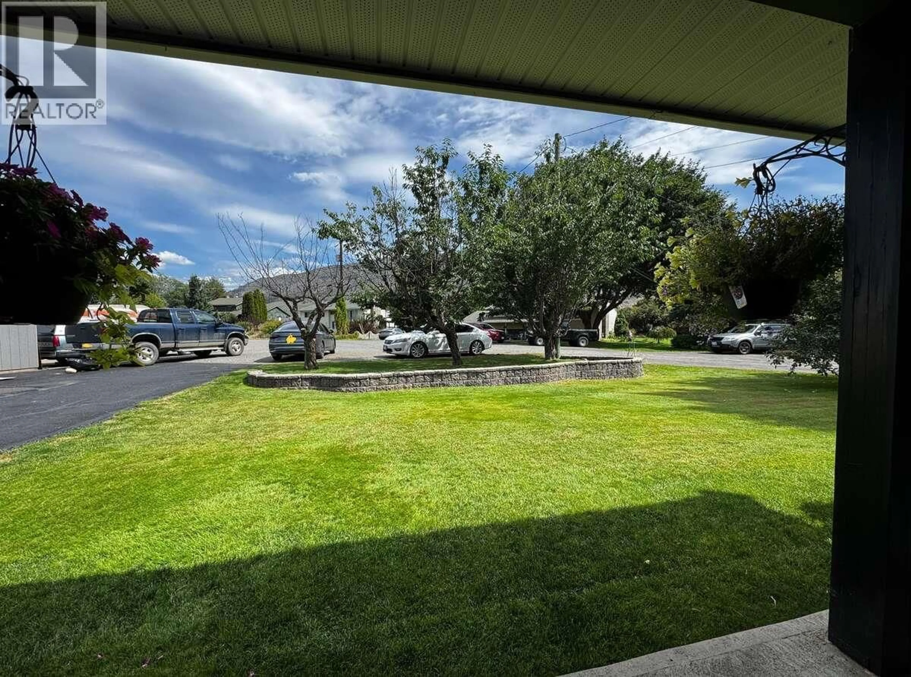A pic from outside/outdoor area/front of a property/back of a property/a pic from drone, street for 285 HUCKLEBERRY PLACE, Kamloops British Columbia V2H1M4
