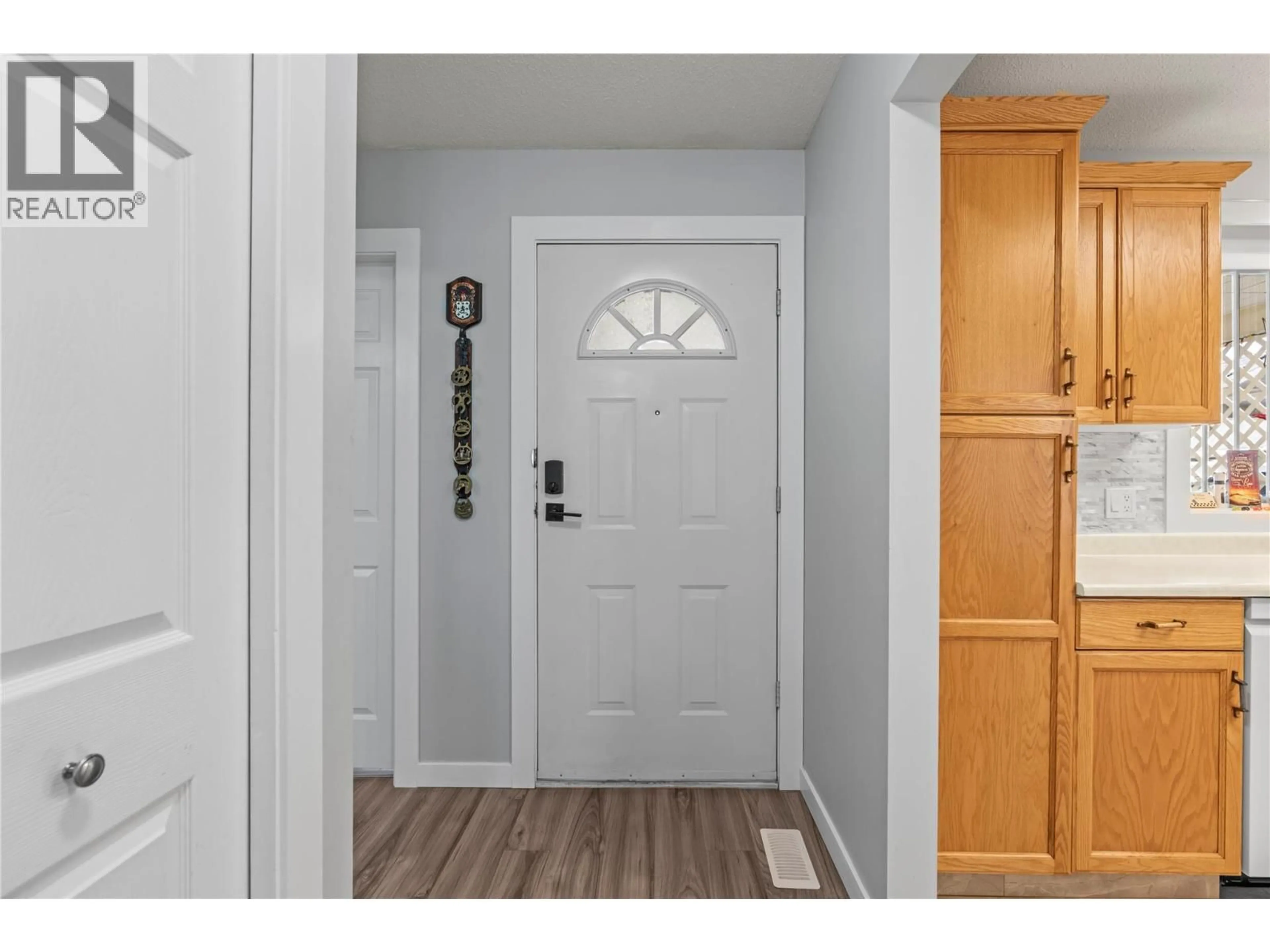 Indoor entryway for 96 - 3900 27 AVENUE, Vernon British Columbia V1T9E6