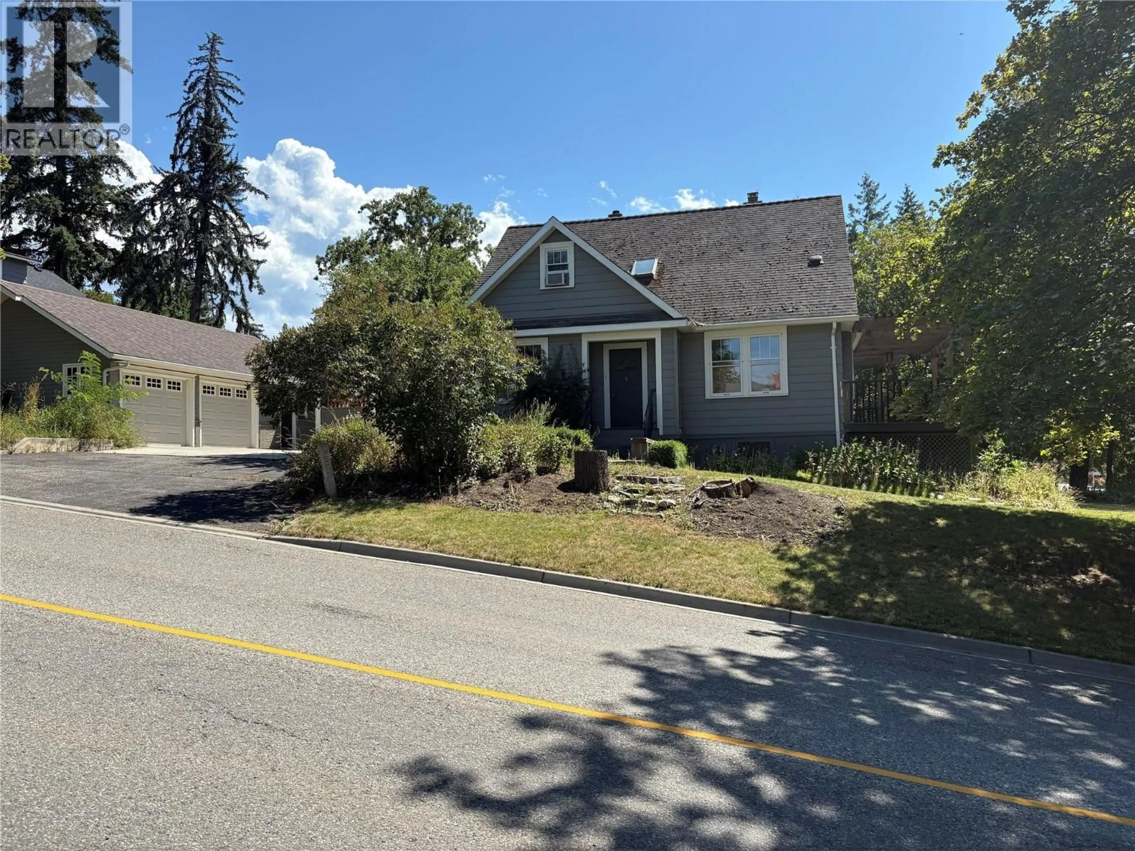 A pic from outside/outdoor area/front of a property/back of a property/a pic from drone, street for 2502 25 AVENUE, Vernon British Columbia V1T1N8