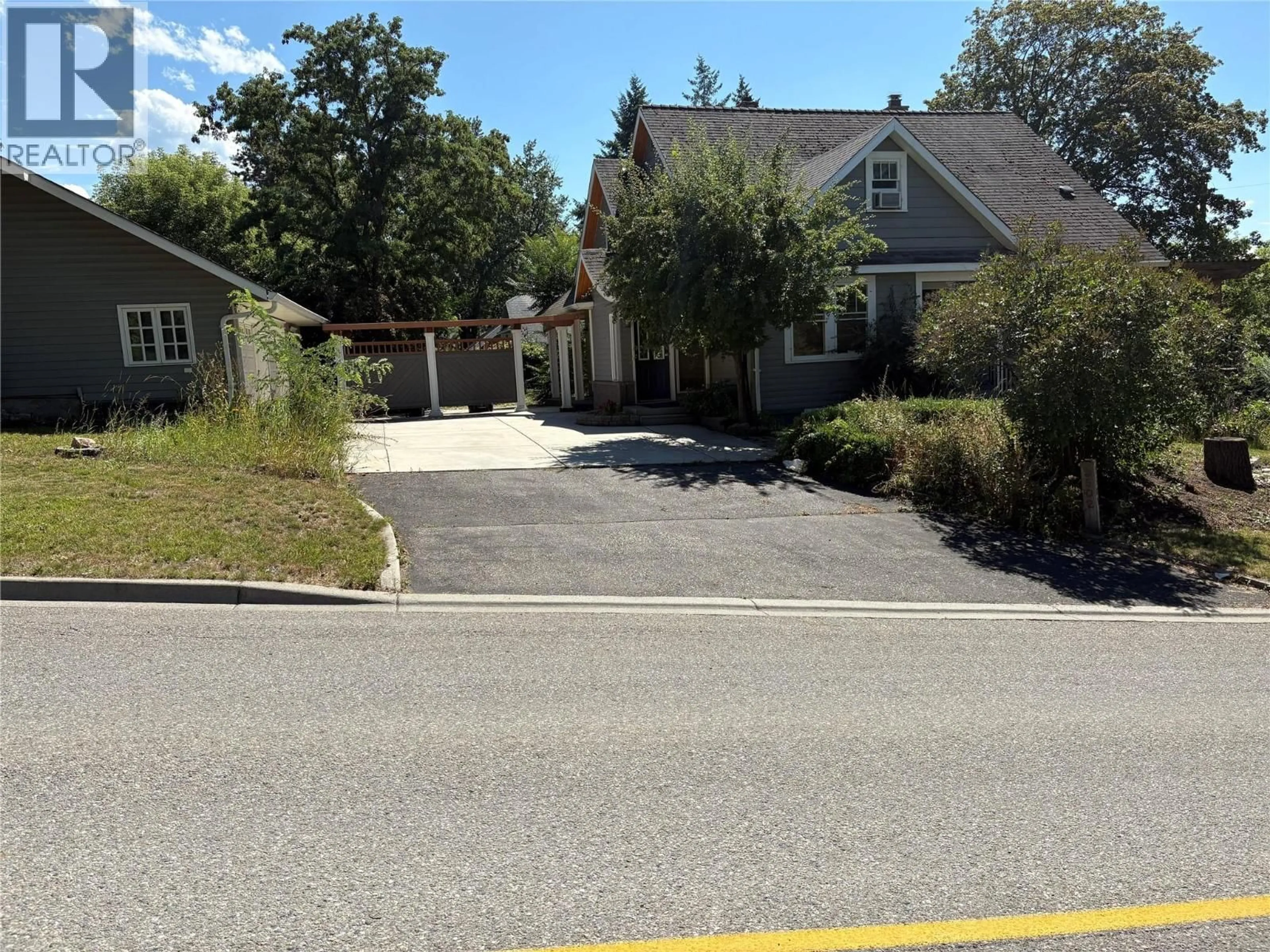 A pic from outside/outdoor area/front of a property/back of a property/a pic from drone, street for 2502 25 AVENUE, Vernon British Columbia V1T1N8