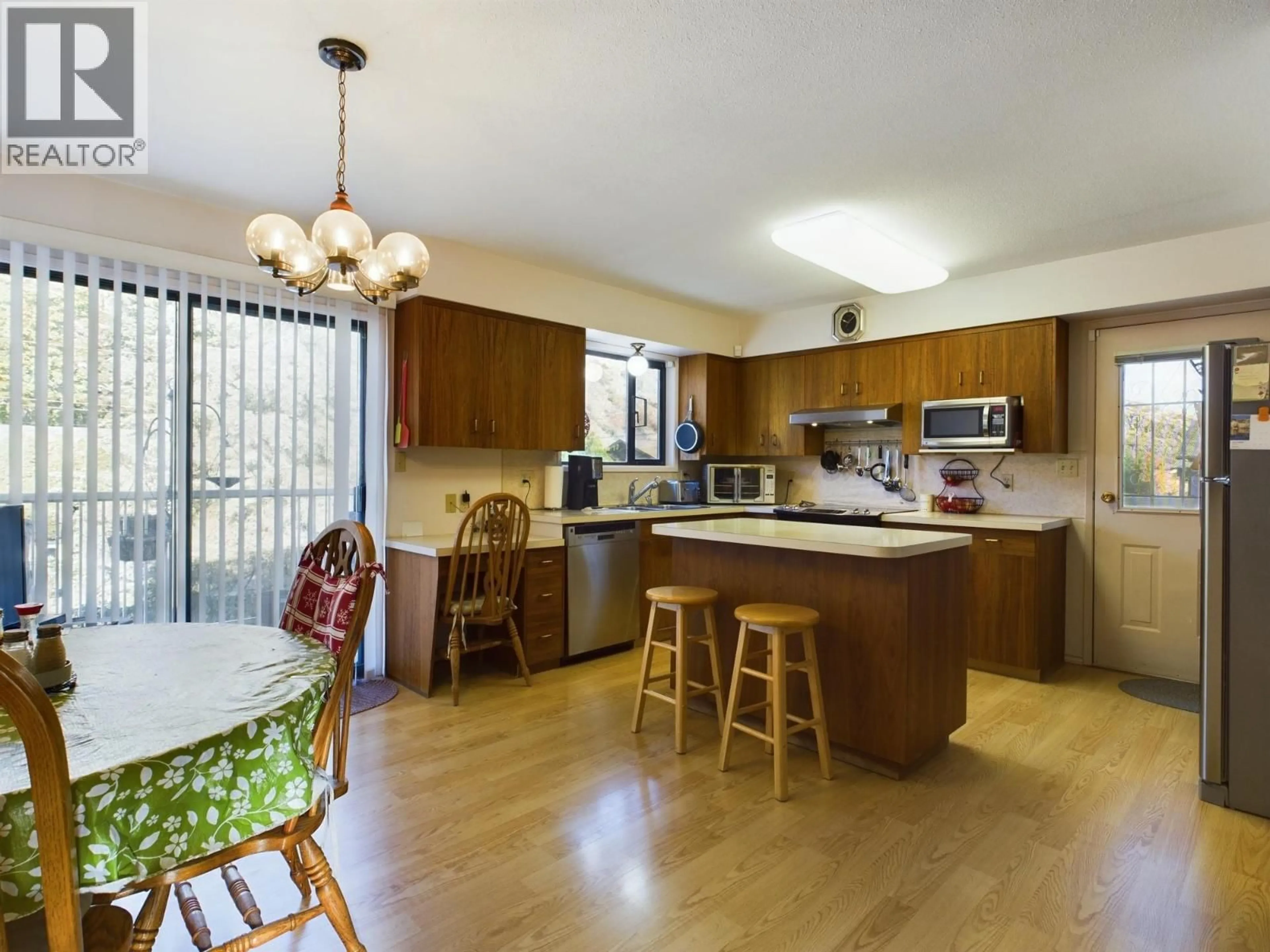 Open concept kitchen, wood/laminate floor for 1013 MORNINGSTAR ROAD, Oliver British Columbia V0H1T6