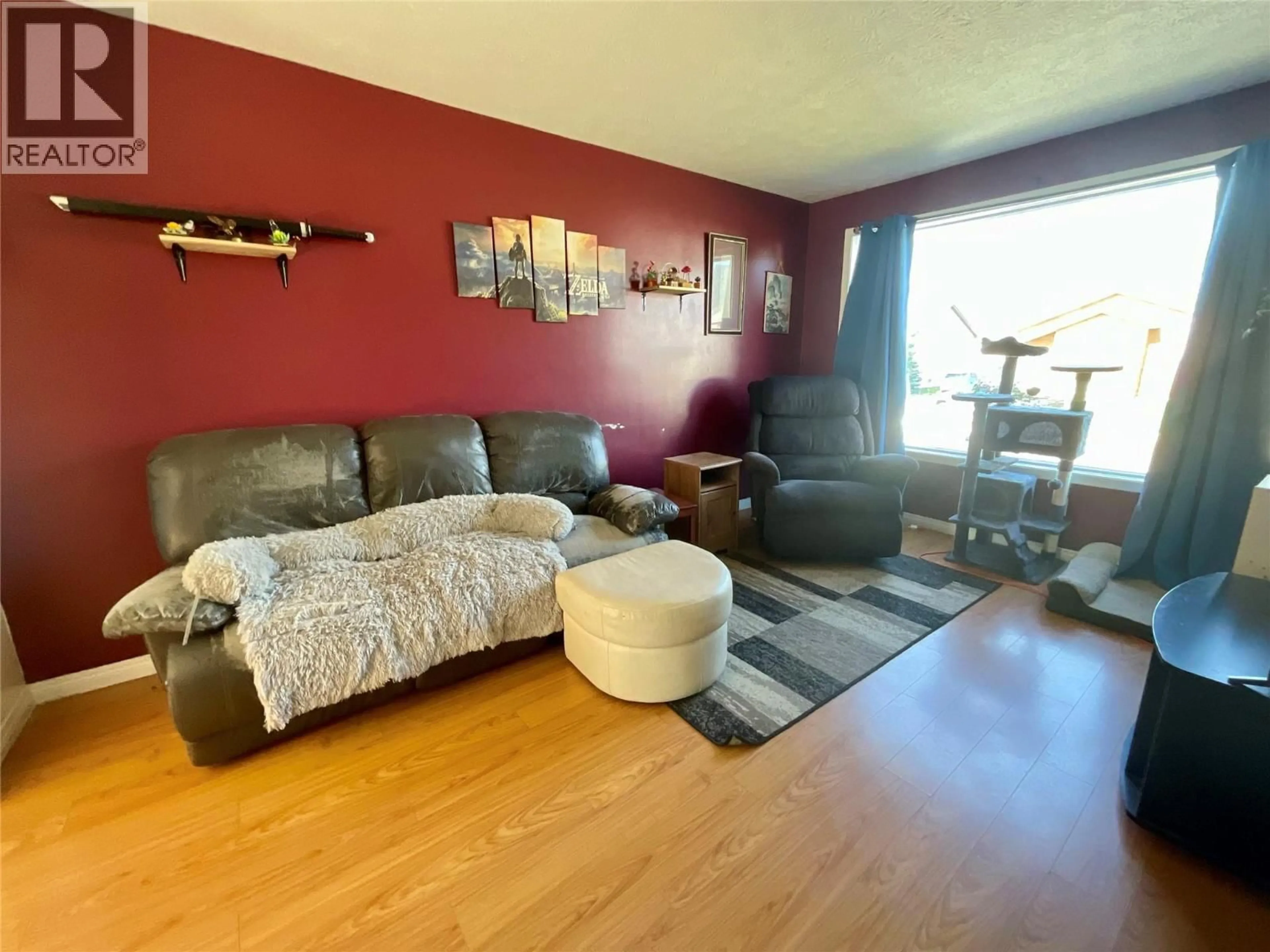 Living room with furniture, wood/laminate floor for 32 VALLEYVIEW PLACE, Tumbler Ridge British Columbia V0C2W0