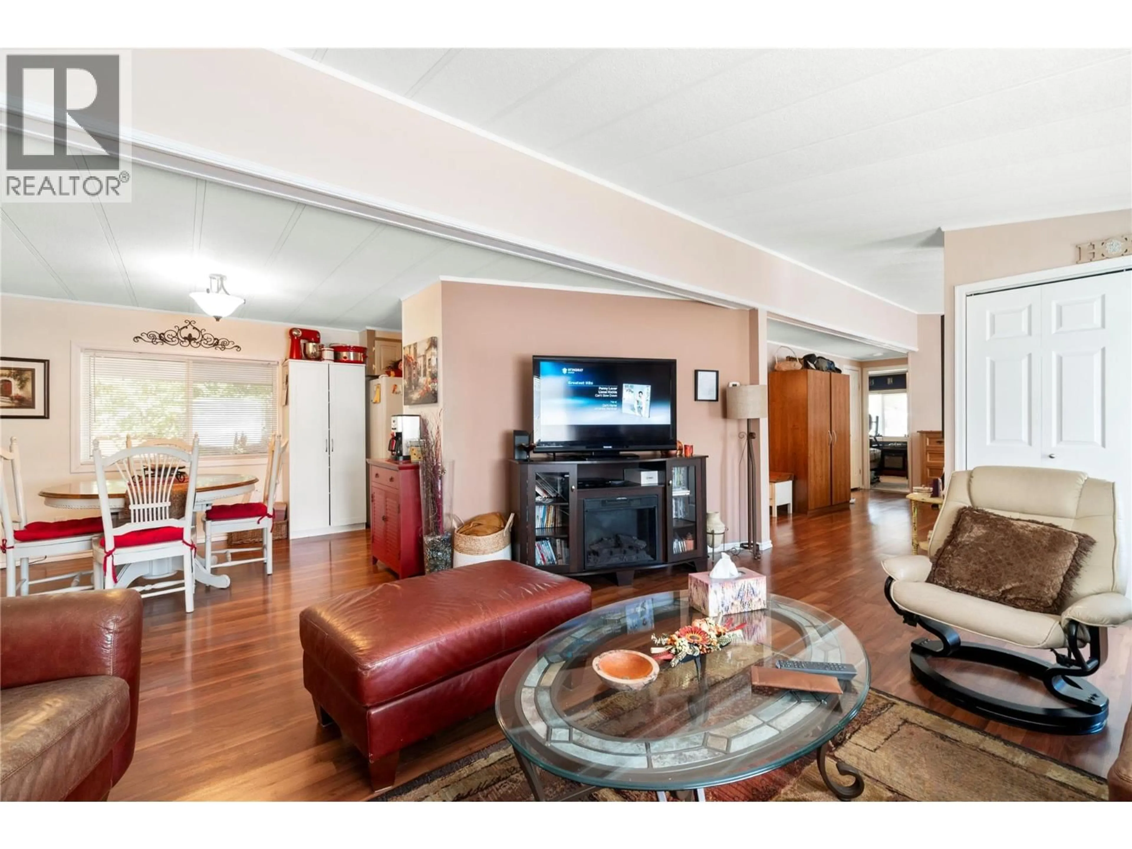 Living room with furniture, wood/laminate floor for 16 - 1361 30 STREET SOUTHEAST, Salmon Arm British Columbia V1E2N4