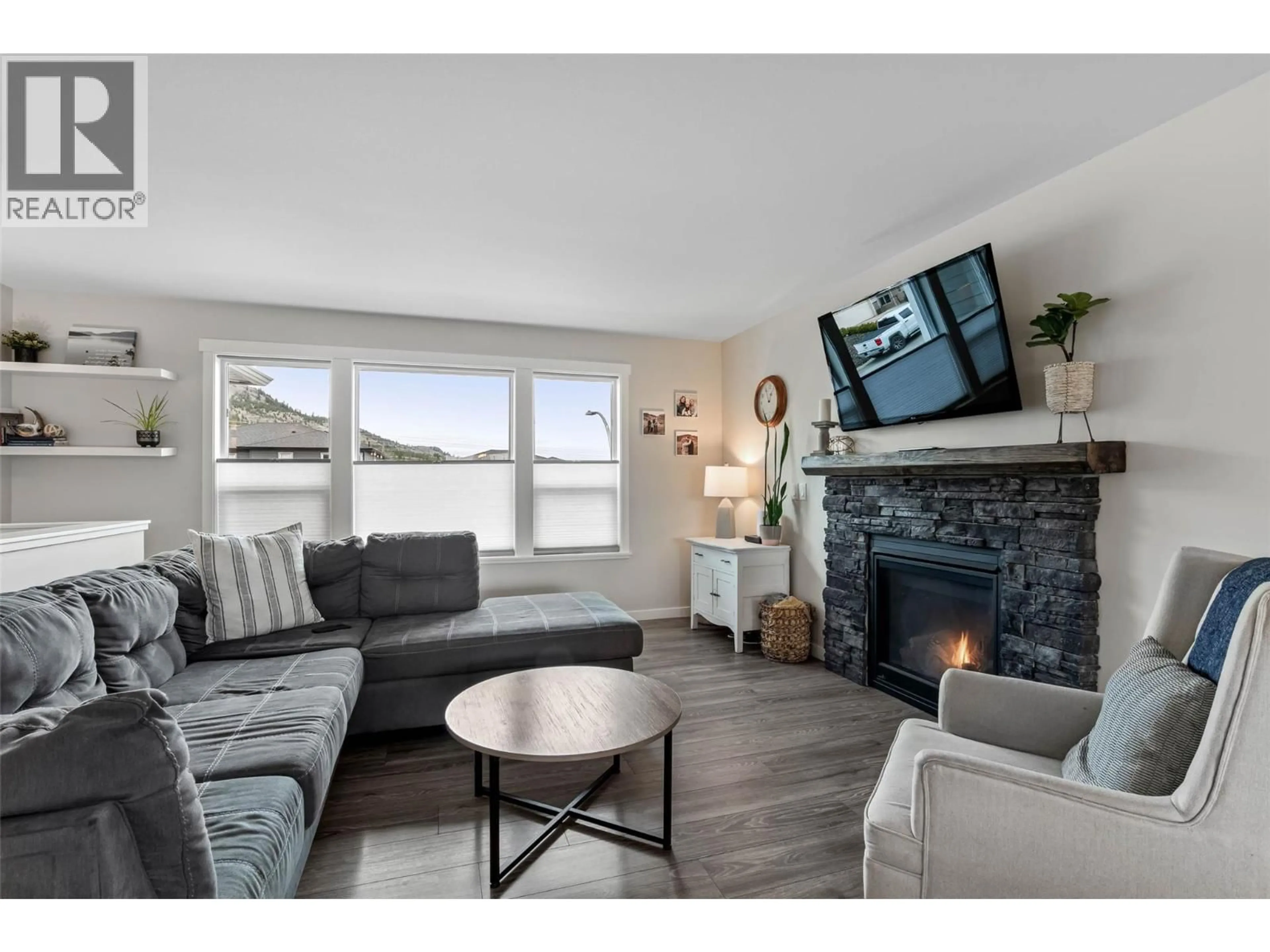 Living room with furniture, wood/laminate floor for 2270 SADDLEBACK DRIVE, Kamloops British Columbia V2B0G7