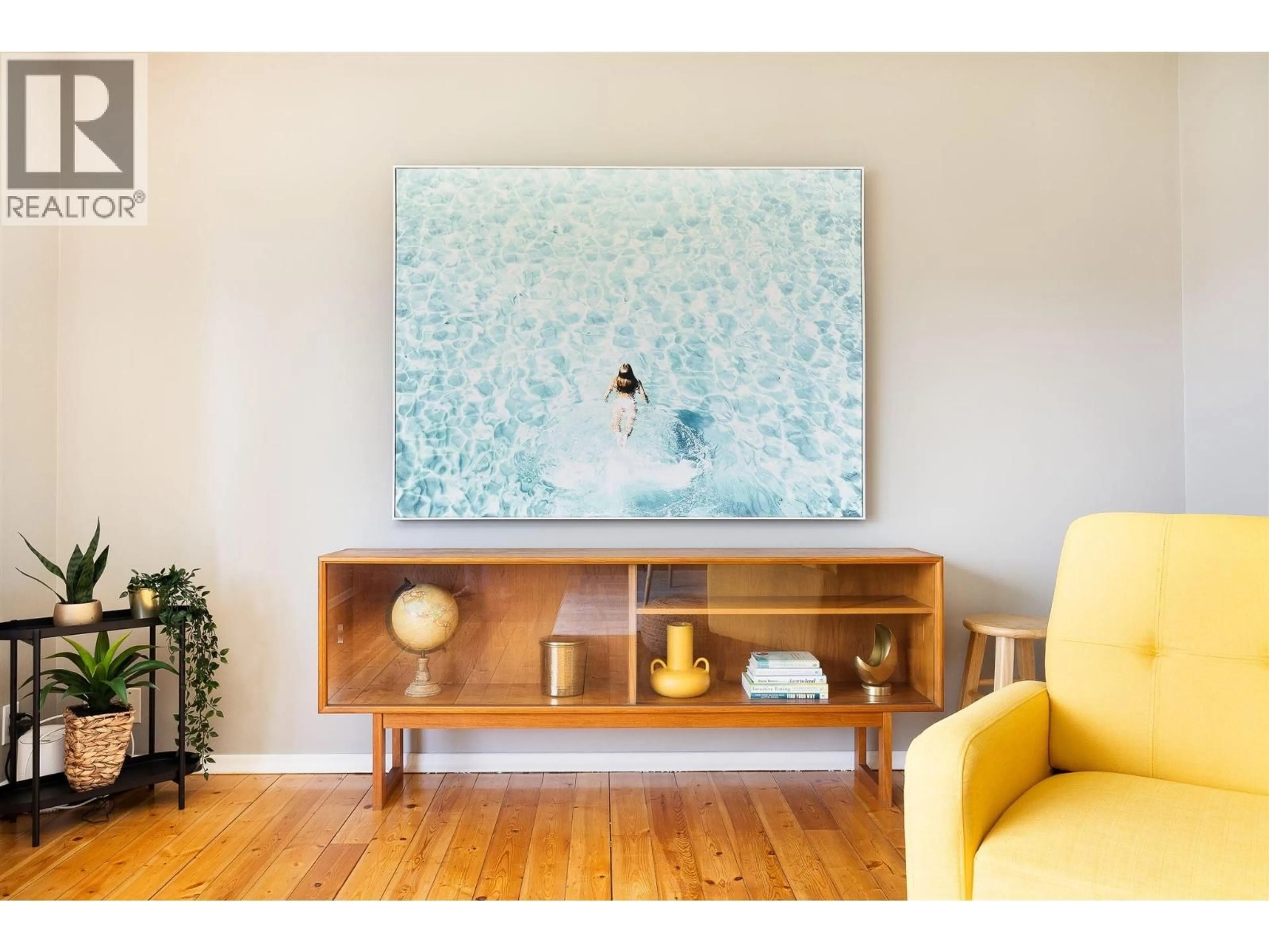 Living room with furniture, wood/laminate floor for 764 FRANCIS AVENUE, Kelowna British Columbia V1Y5G5