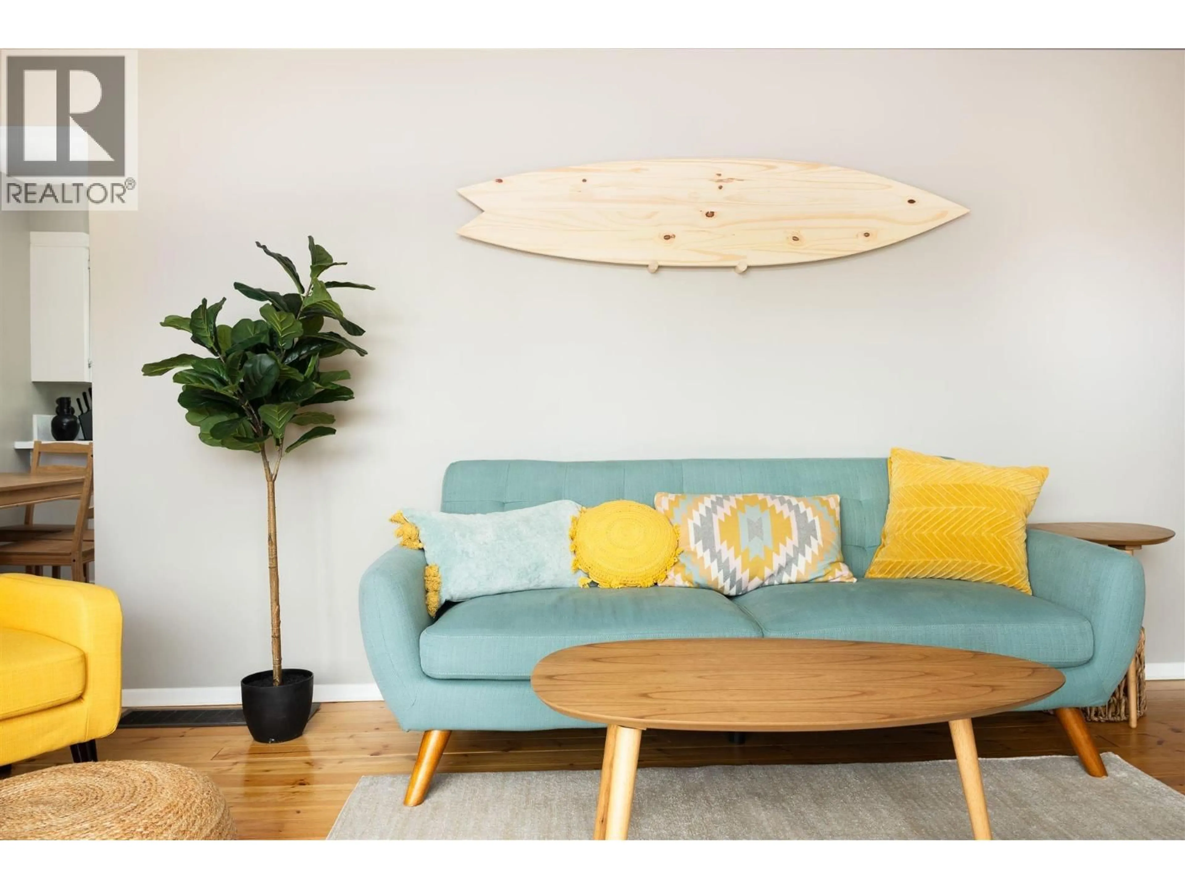 Living room with furniture, wood/laminate floor for 764 FRANCIS AVENUE, Kelowna British Columbia V1Y5G5