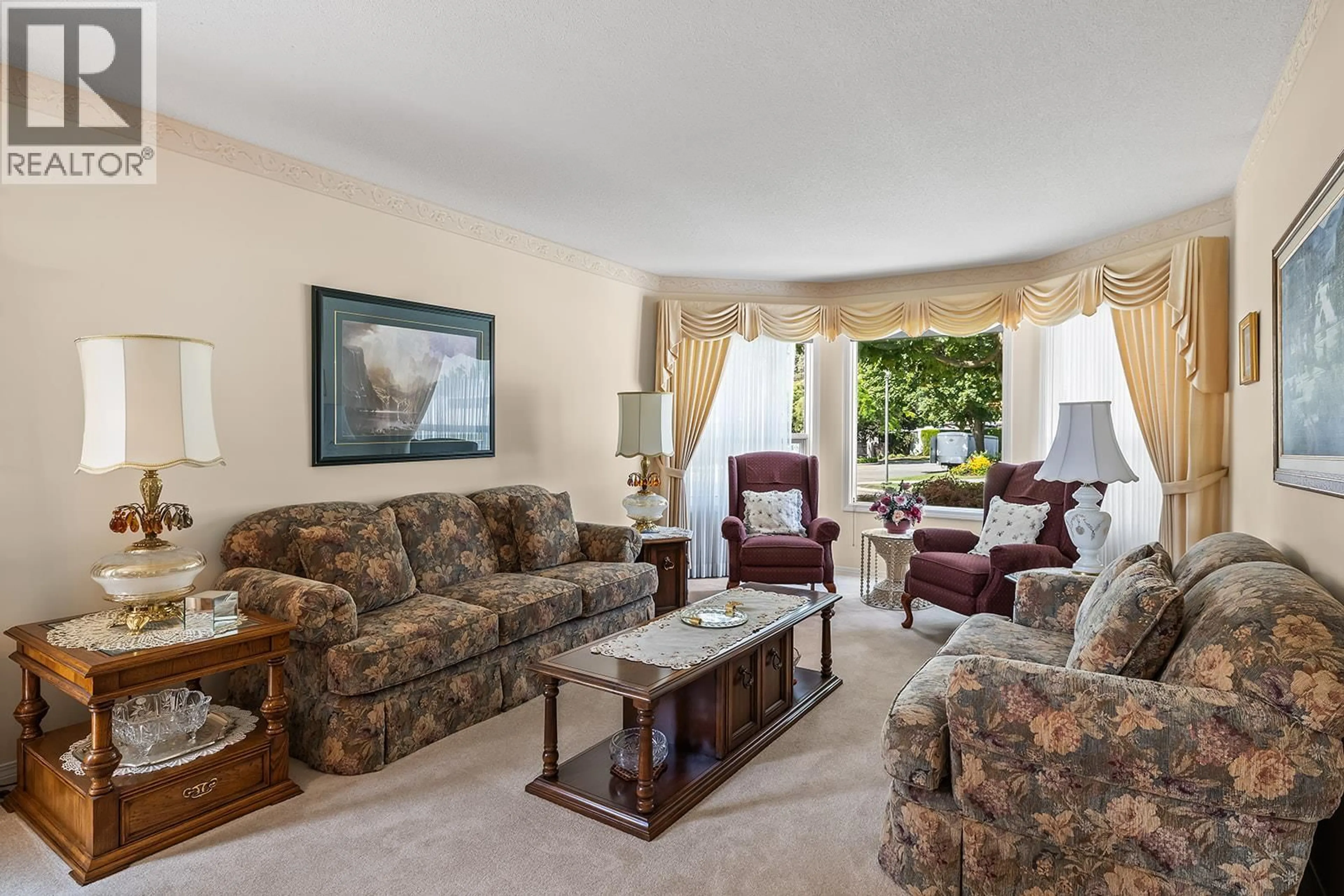 Living room with furniture, carpet floor for 75 - 615 GLENMEADOWS ROAD, Kelowna British Columbia V1V1N9
