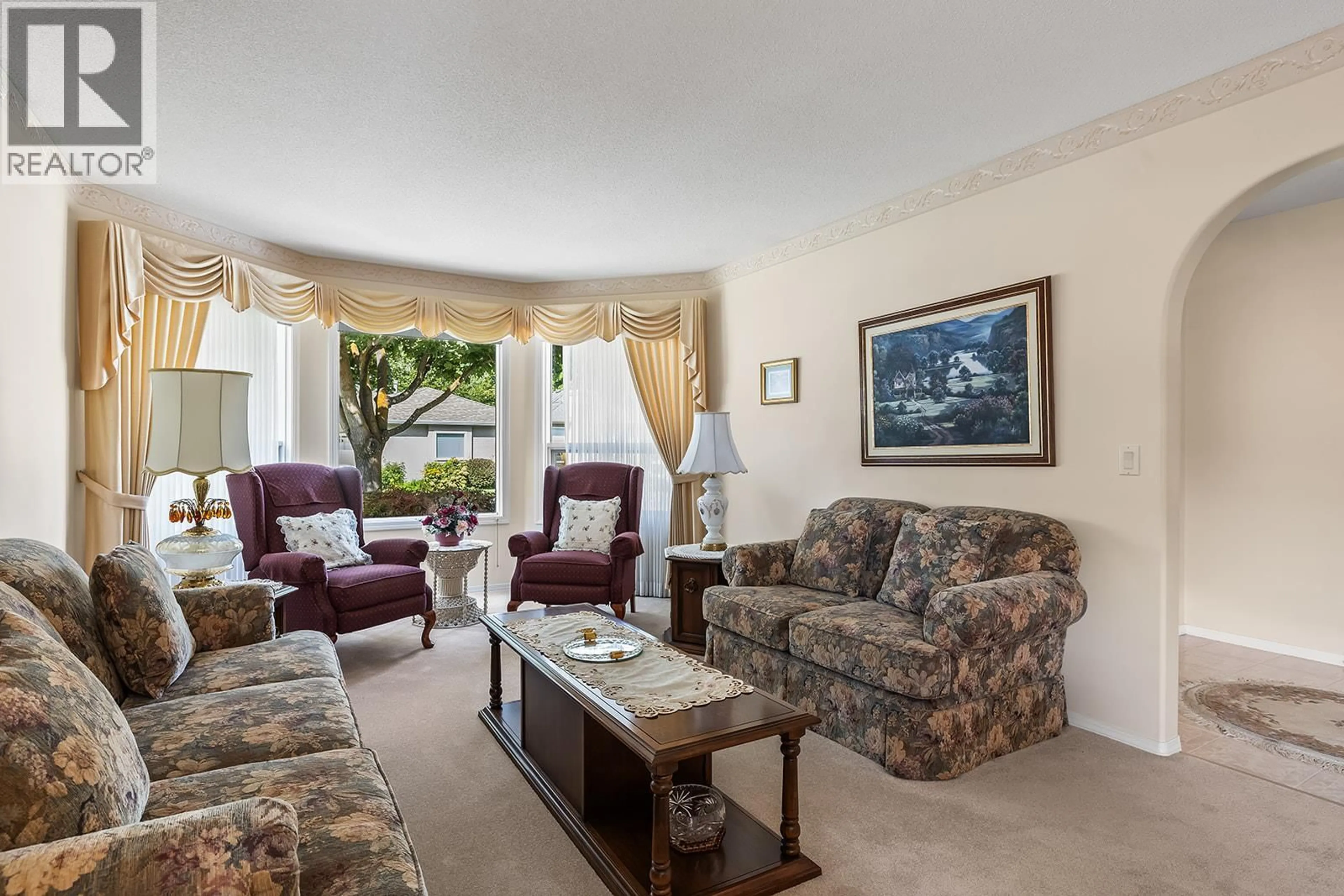 Living room with furniture, carpet floor for 75 - 615 GLENMEADOWS ROAD, Kelowna British Columbia V1V1N9