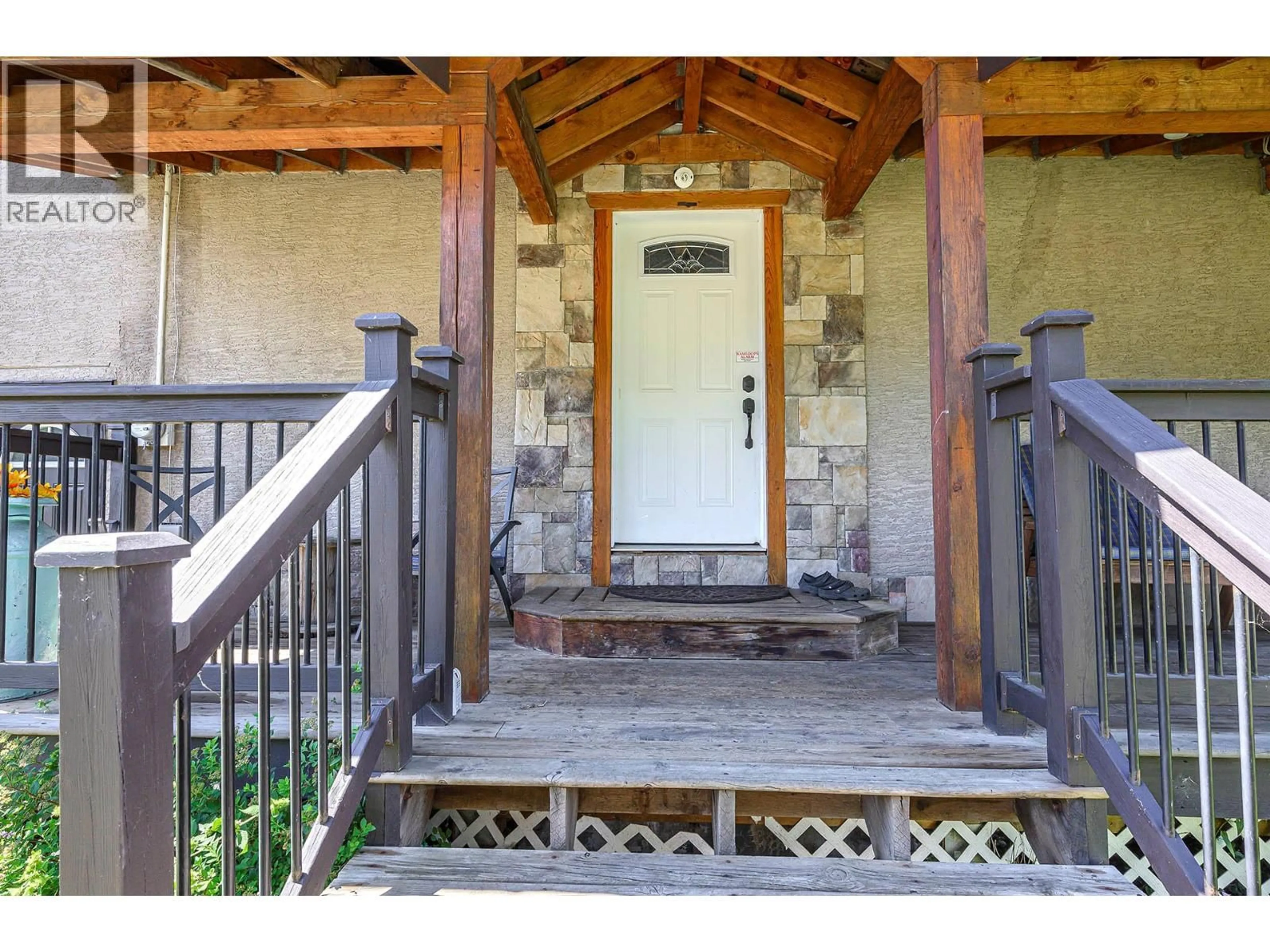 Indoor entryway for 1061 YELLOWHEAD HIGHWAY SOUTH, Clearwater British Columbia V0E1N2