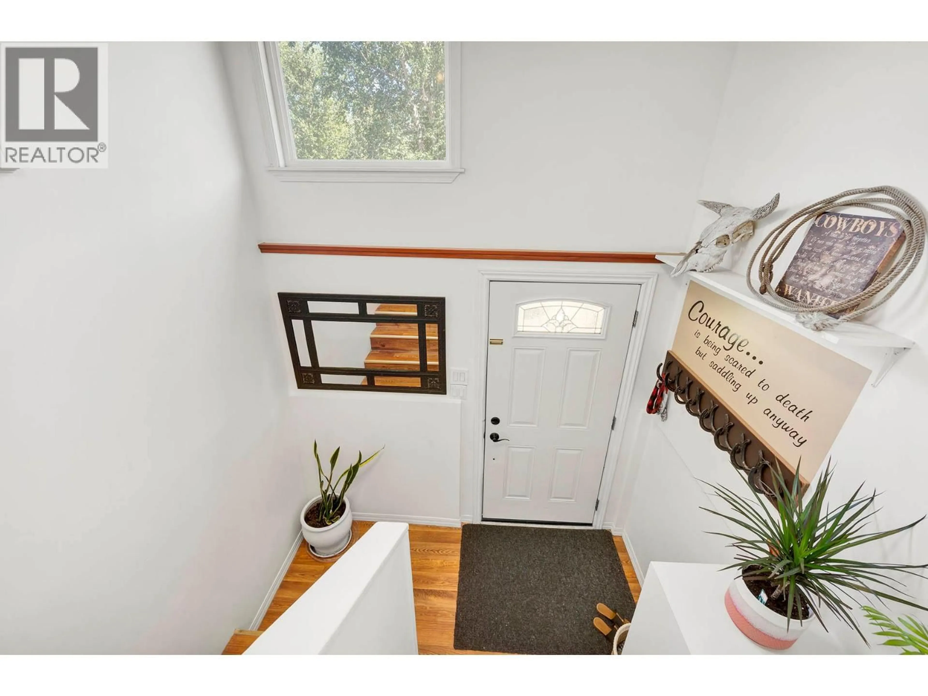 Indoor entryway for 1061 YELLOWHEAD HIGHWAY SOUTH, Clearwater British Columbia V0E1N2