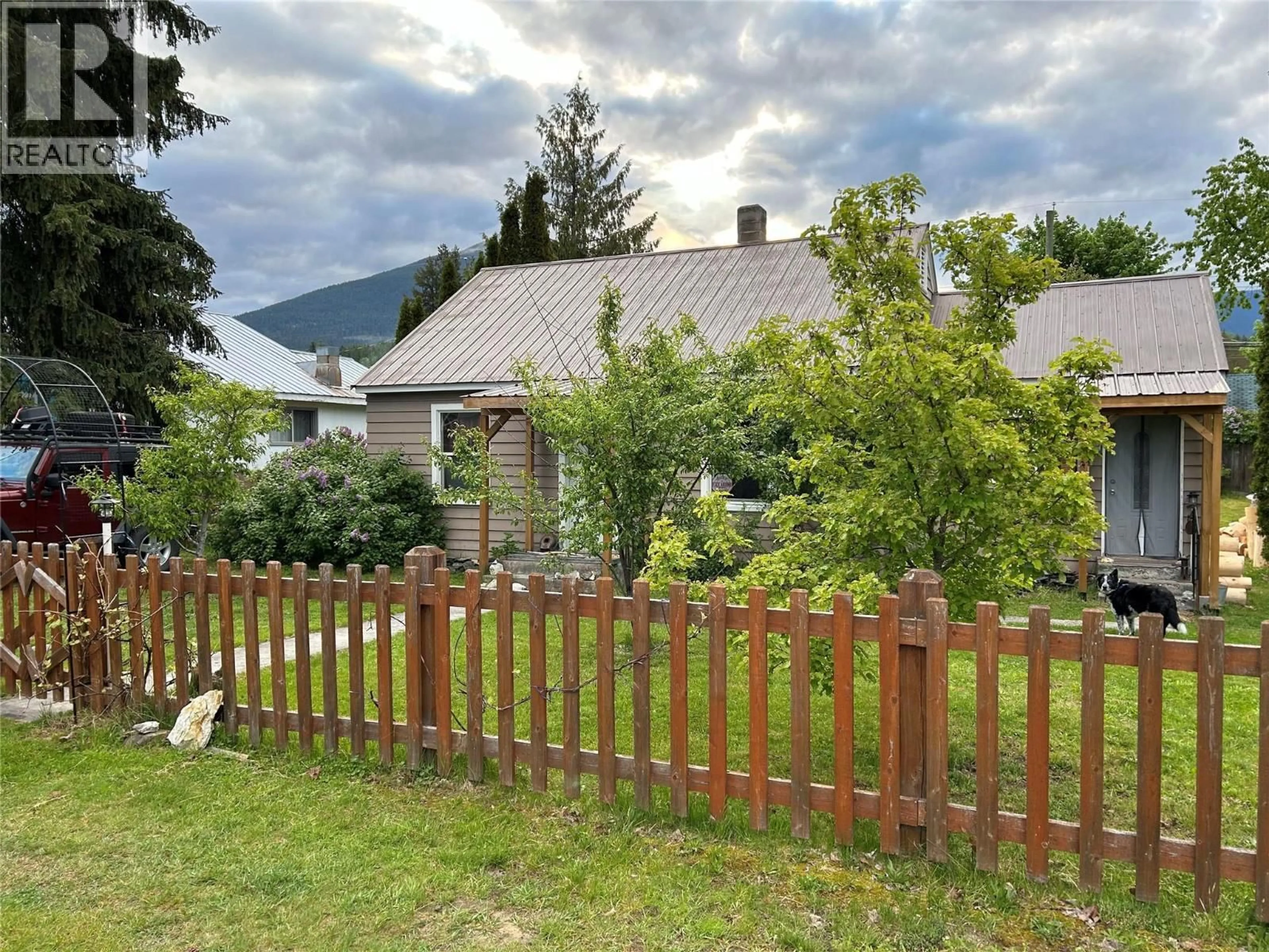 A pic from outside/outdoor area/front of a property/back of a property/a pic from drone, mountain view for 207 5TH AVENUE, Nakusp British Columbia V0G1R0