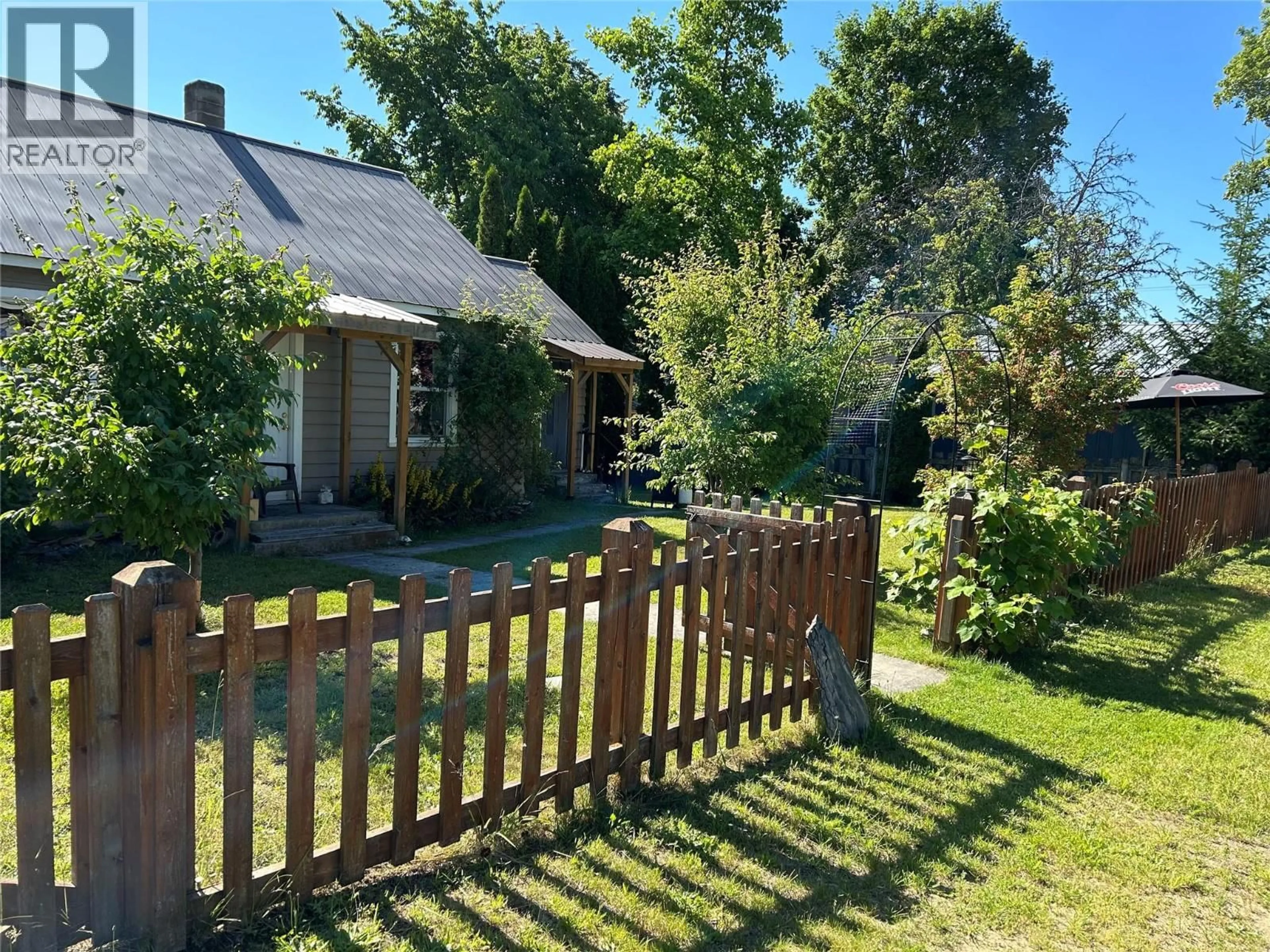 A pic from outside/outdoor area/front of a property/back of a property/a pic from drone, street for 207 5TH AVENUE, Nakusp British Columbia V0G1R0