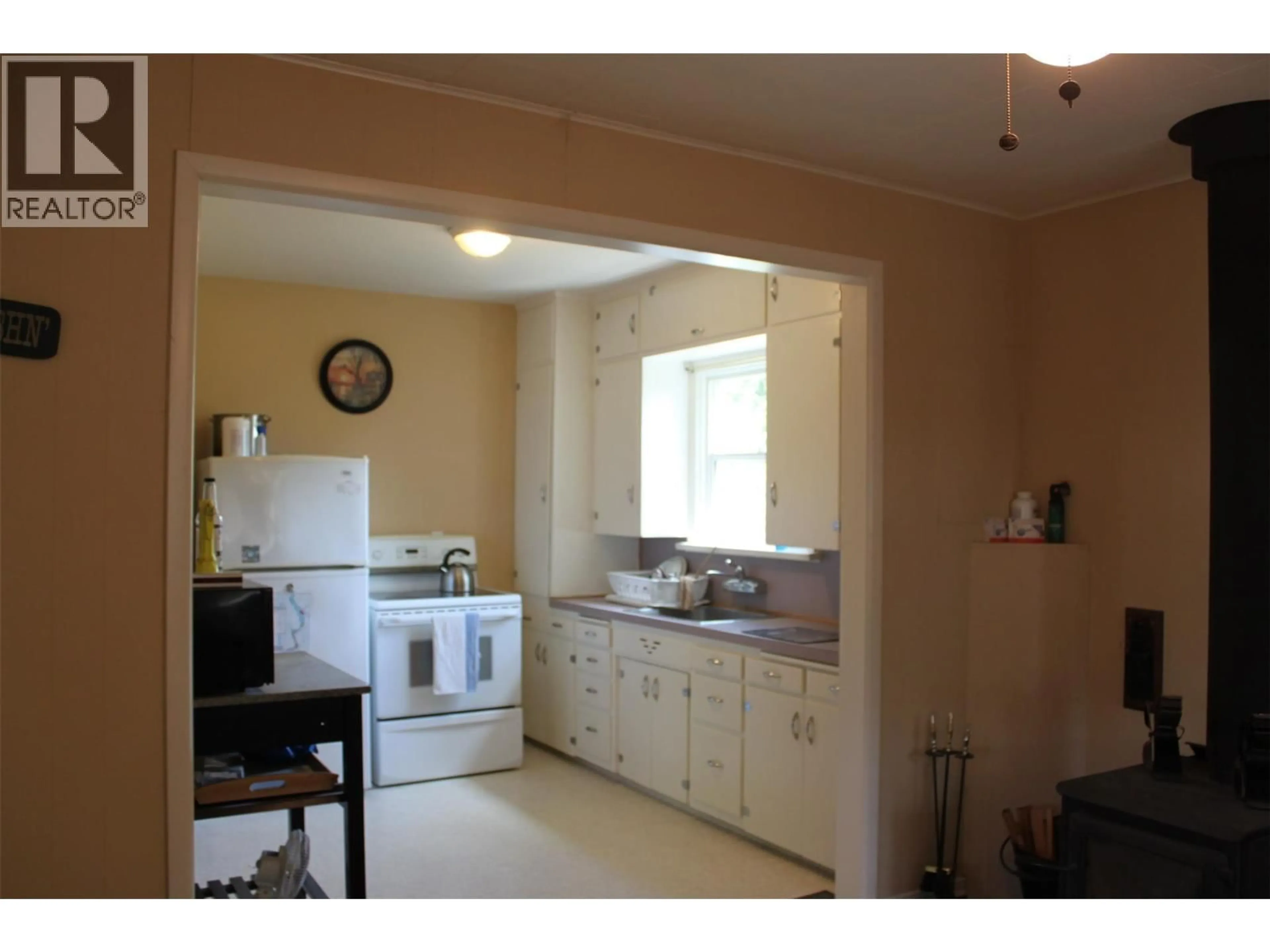 Standard kitchen, unknown for 207 5TH AVENUE, Nakusp British Columbia V0G1R0