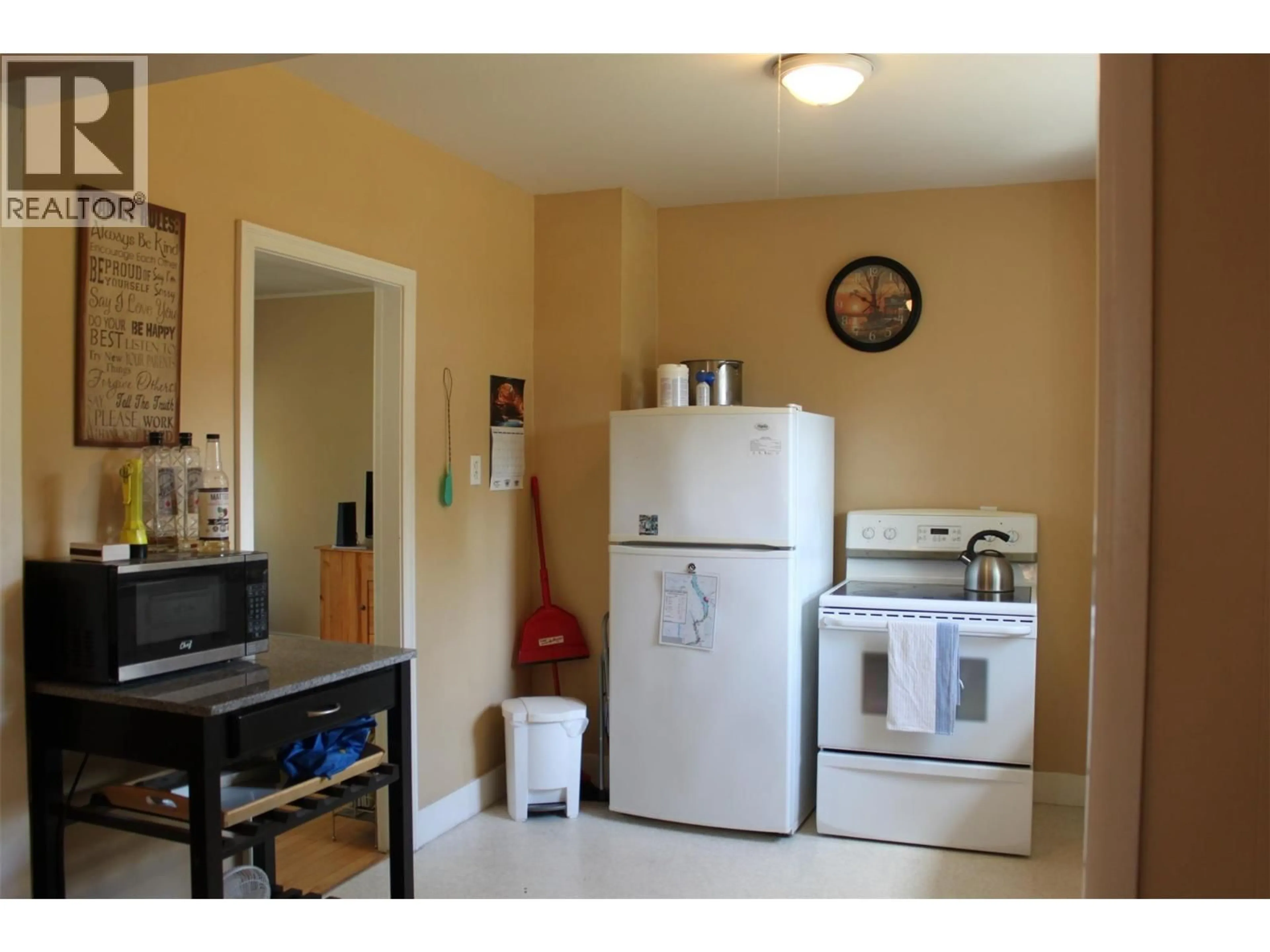 Standard kitchen, unknown for 207 5TH AVENUE, Nakusp British Columbia V0G1R0