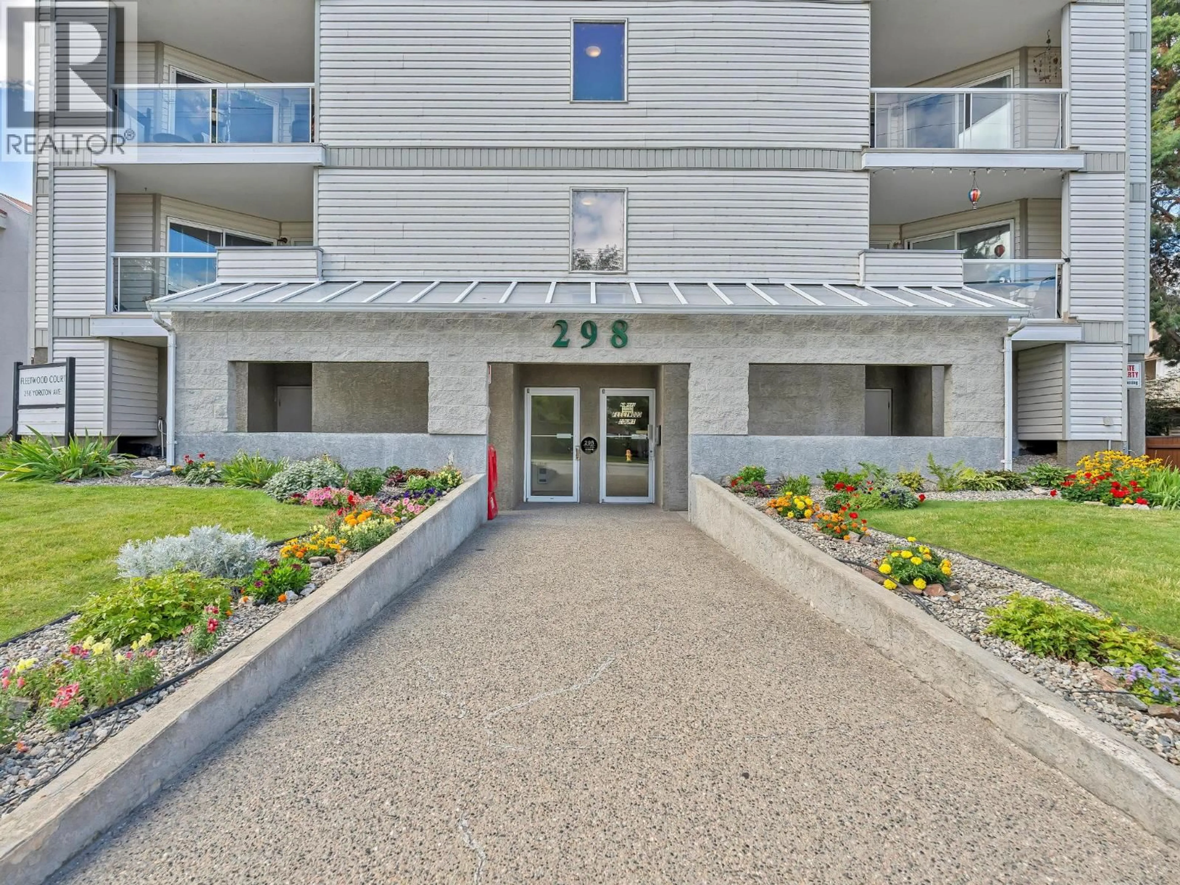 Indoor foyer for 202 - 298 YORKTON AVENUE, Penticton British Columbia V2A3V5