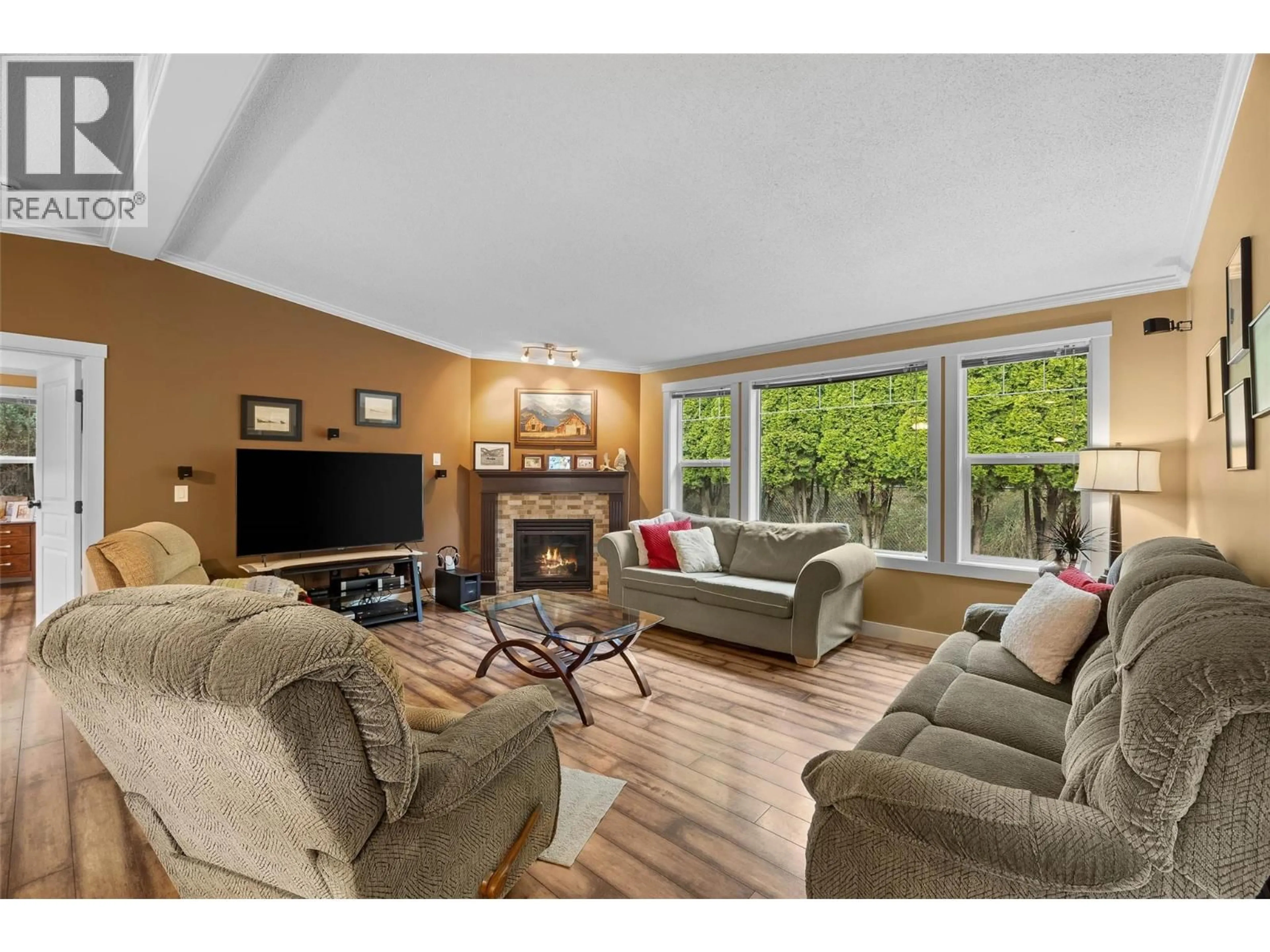 Living room with furniture, wood/laminate floor for 2546 ELSTON DRIVE, Kamloops British Columbia V2B6X3