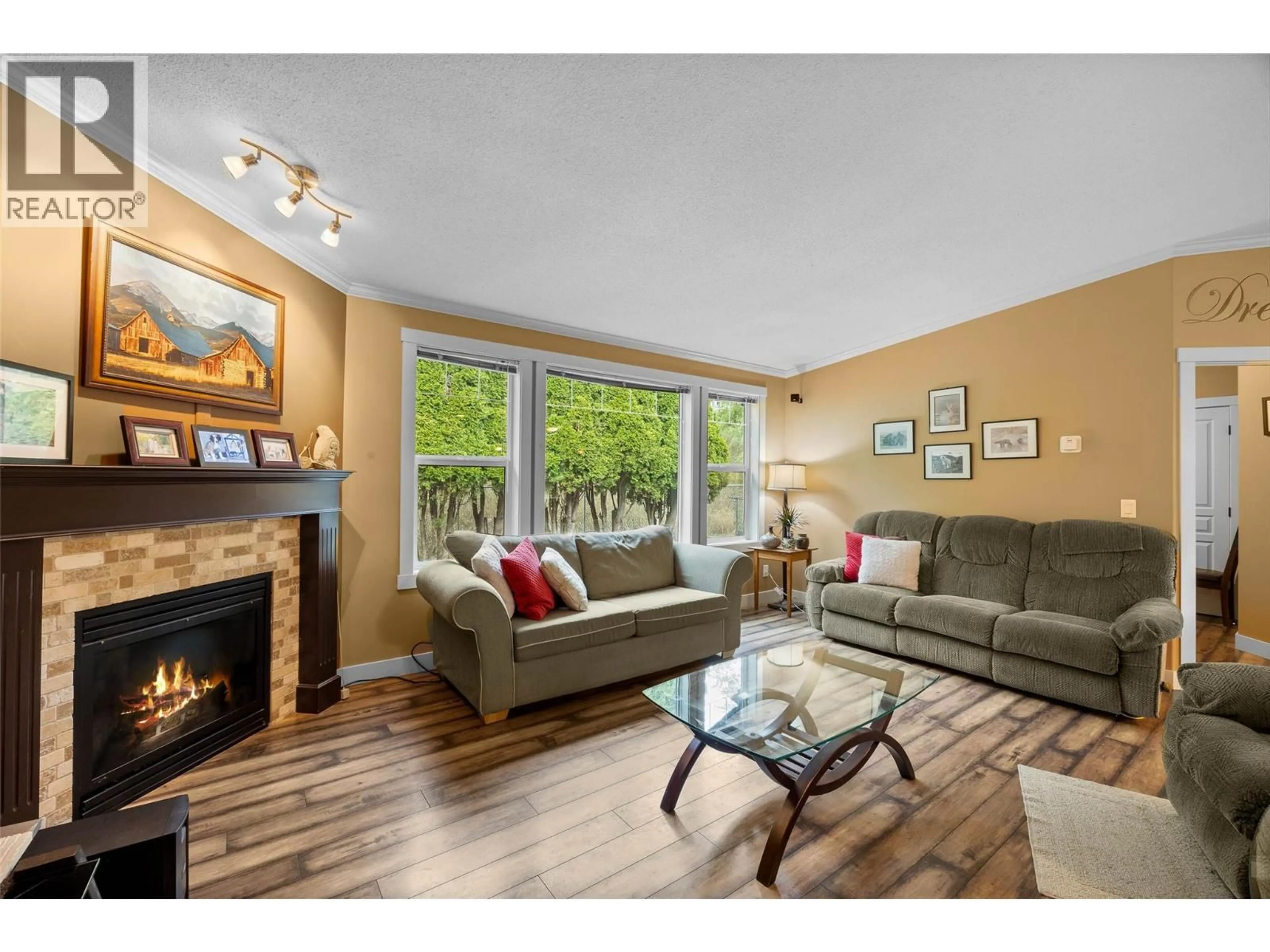 Living room with furniture, wood/laminate floor for 2546 ELSTON DRIVE, Kamloops British Columbia V2B6X3