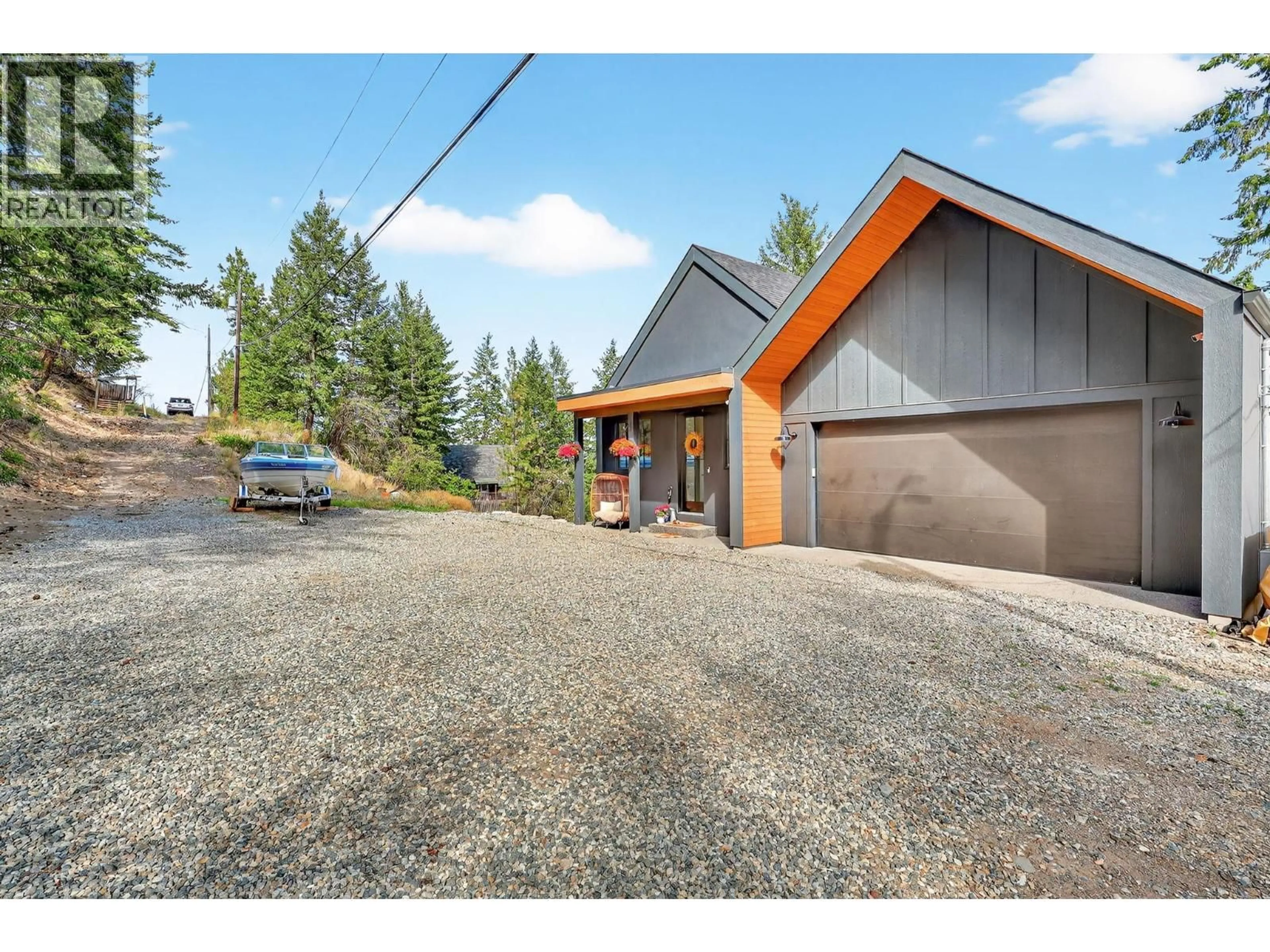 Indoor garage for 10 VALLEY DRIVE, Vernon British Columbia V1H2B4