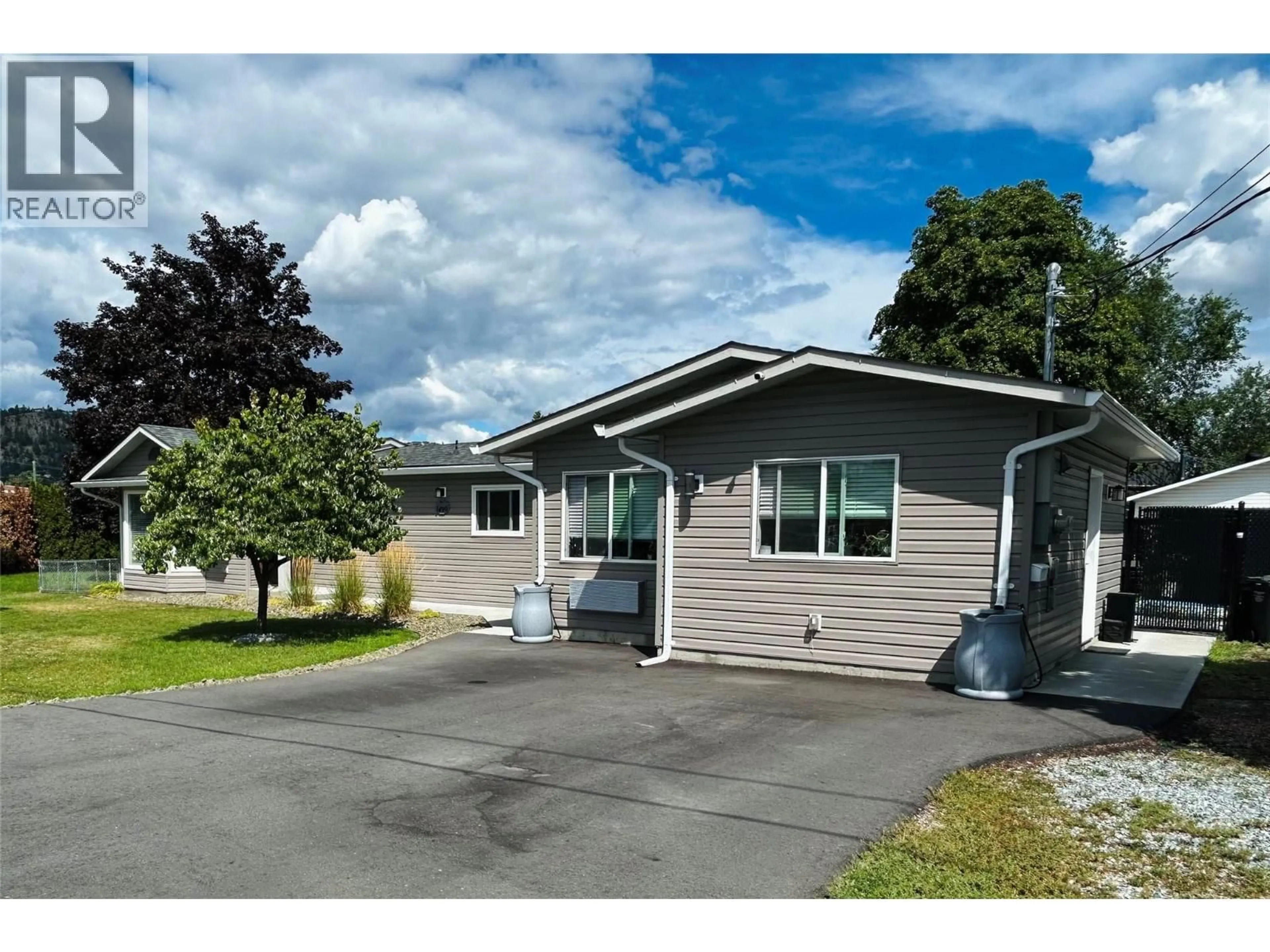 Home with vinyl exterior material, street for 1490 CORNWALL ROAD, Kelowna British Columbia V1X1N9