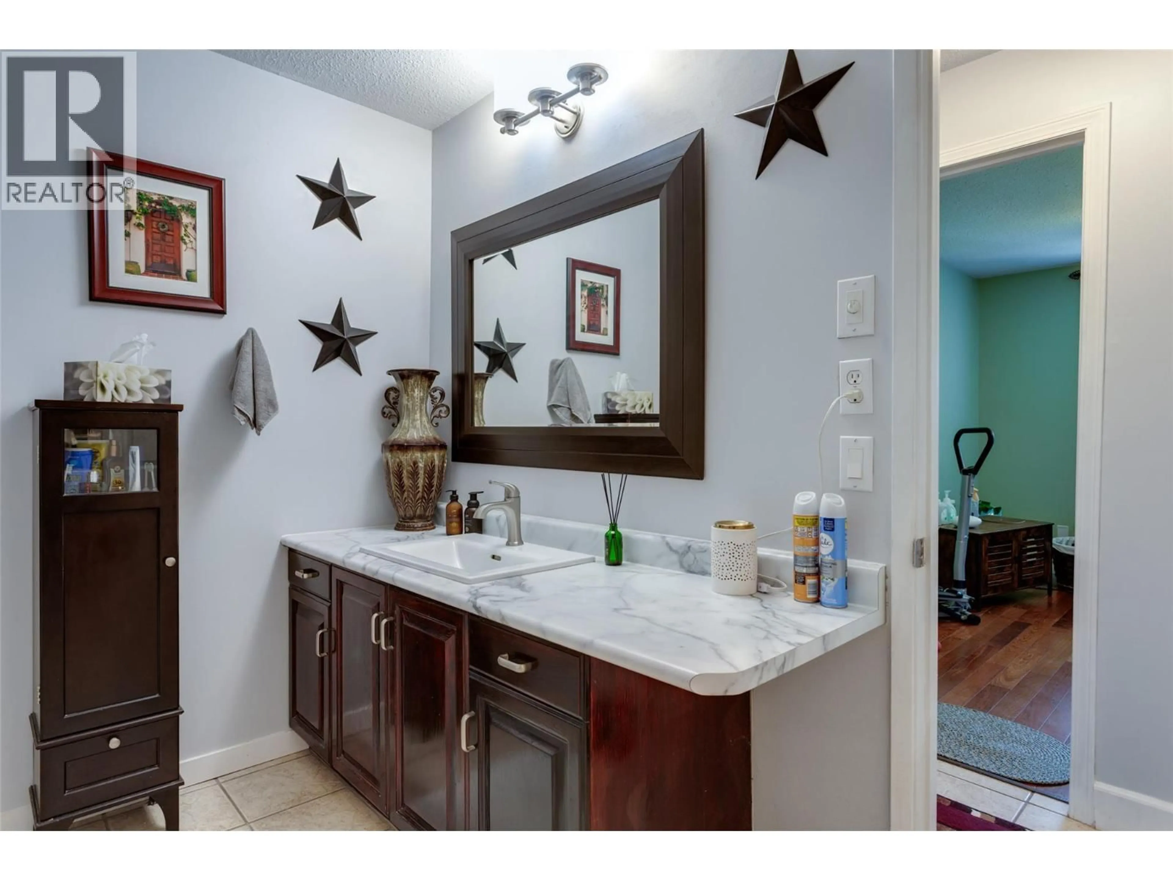 Contemporary bathroom, ceramic/tile floor for 1490 CORNWALL ROAD, Kelowna British Columbia V1X1N9