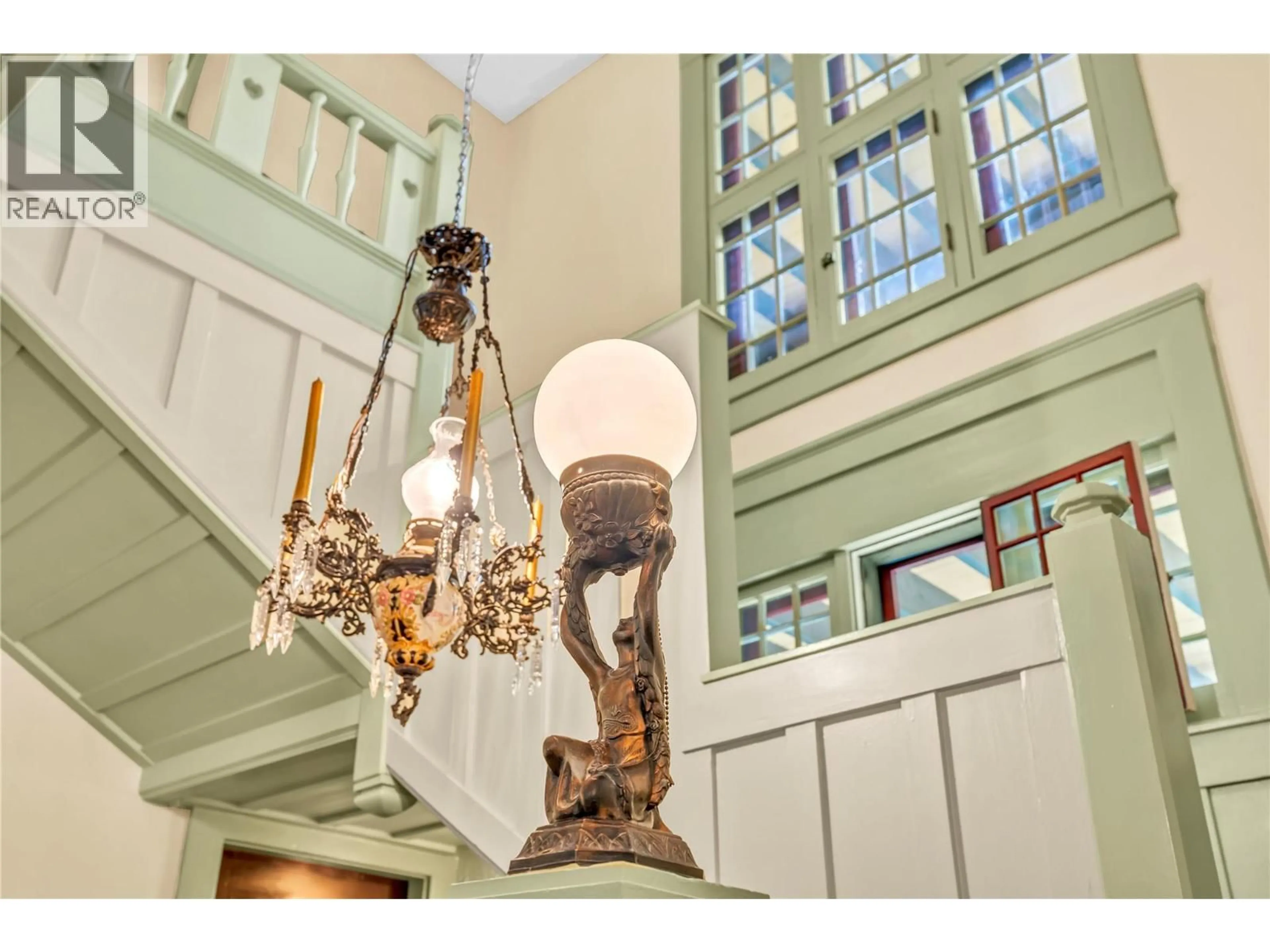 Indoor foyer for 12405 REYNOLDS AVENUE, Summerland British Columbia V0H1Z8
